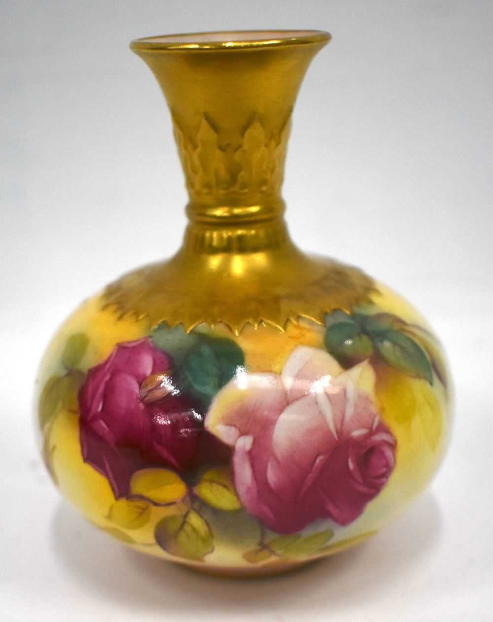 Royal Worcester vase painted with Hadley style roses by M. Hunt, signed, date mark for 1931. 10cm - Image 3 of 5