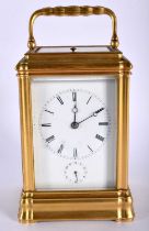 AN ANTIQUE REPEATING BRASS CARRIAGE CLOCK. 17.5 cm high inc handle.