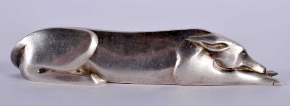 AN ART DECO FRENCH WHITE METAL KNIFE REST formed as a stylised hound. 53.5 grams. 9 cm x 1.75 cm.