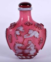 AN ANTIQUE CHINESE PEKING GLASS SNUFF BOTTLE AND STOPPER. 7.25 cm x 5.5 cm.