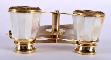 A PAIR OF MOTHER OF PEARL OPERA GLASSES. 10 cm x 6 cm extended.