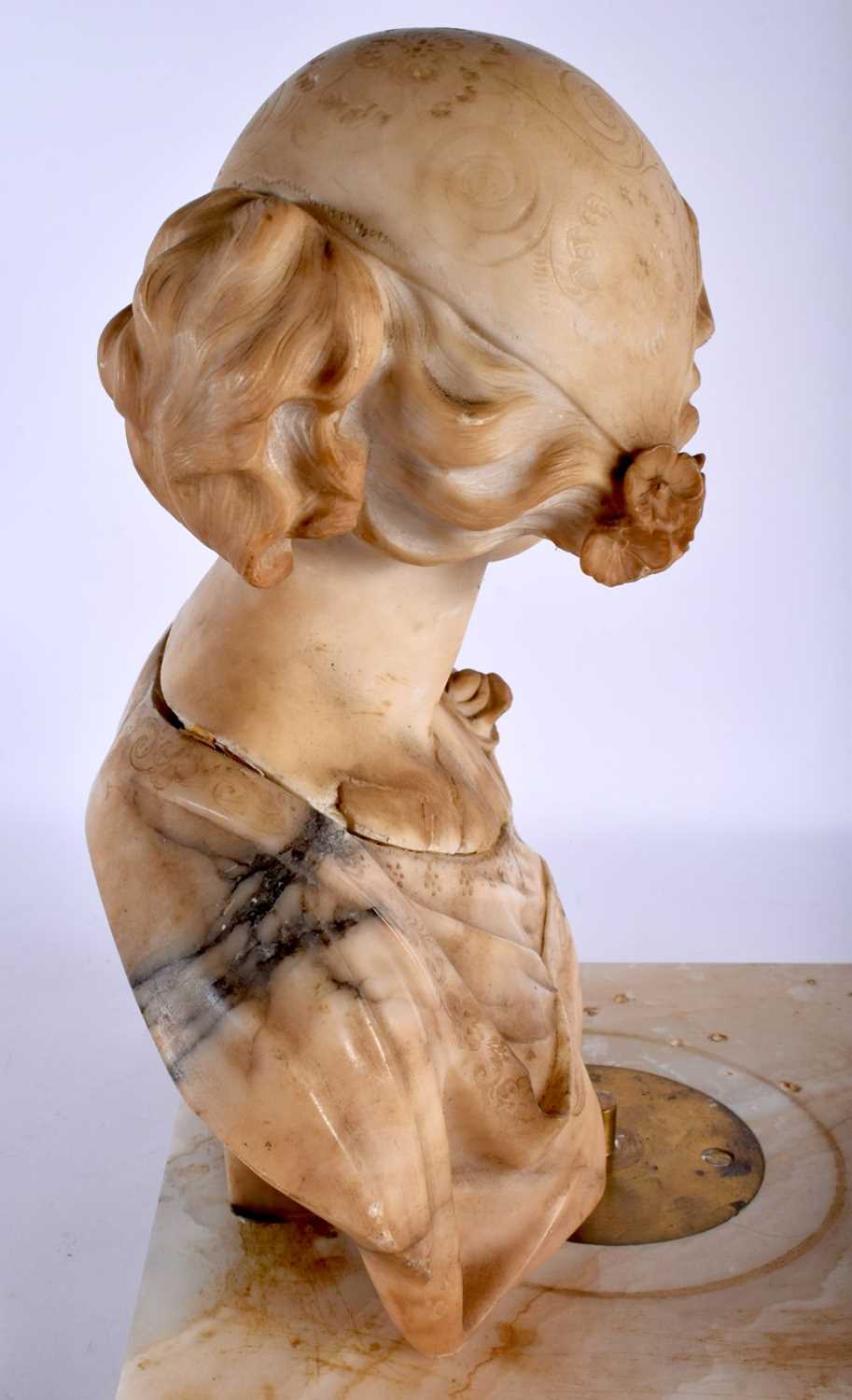 AN ANTIQUE EUROPEAN CARVED MARBLE BUST OF A FEMALE. 40 cm x 20 cm. - Image 5 of 6