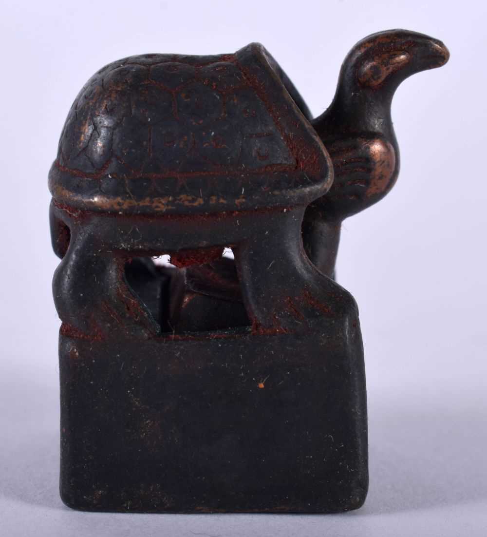 A CHINESE BRONZE SEAL. 44.2 grams. 3 cm square. - Image 3 of 5