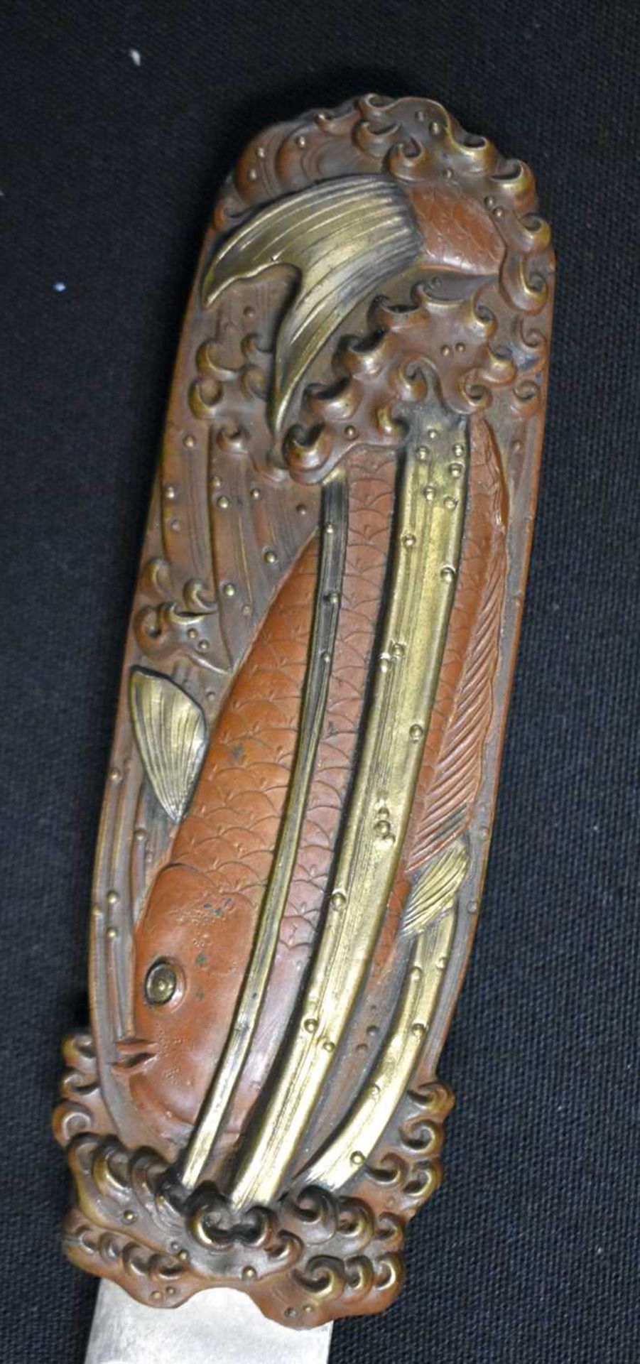 A 19TH CENTURY JAPANESE MEIJI PERIOD MIXED METAL PAPER KNIFE formed with carp under trailing reeds - Image 7 of 10