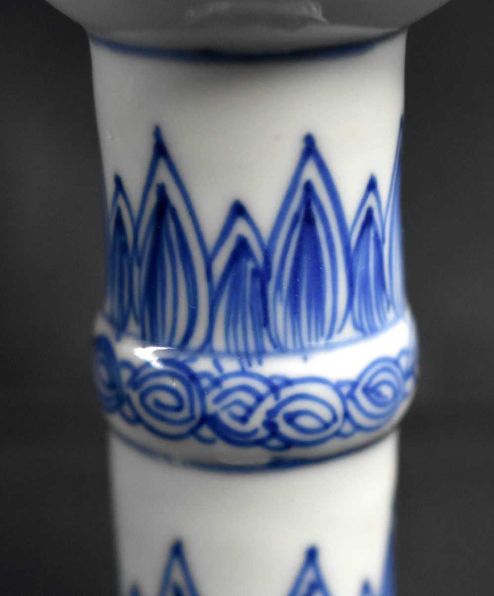 A RARE 17TH CENTURY CHINESE BLUE AND WHITE RIBBED PORCELAIN BEAKER Kangxi, painted with flowers - Image 6 of 18