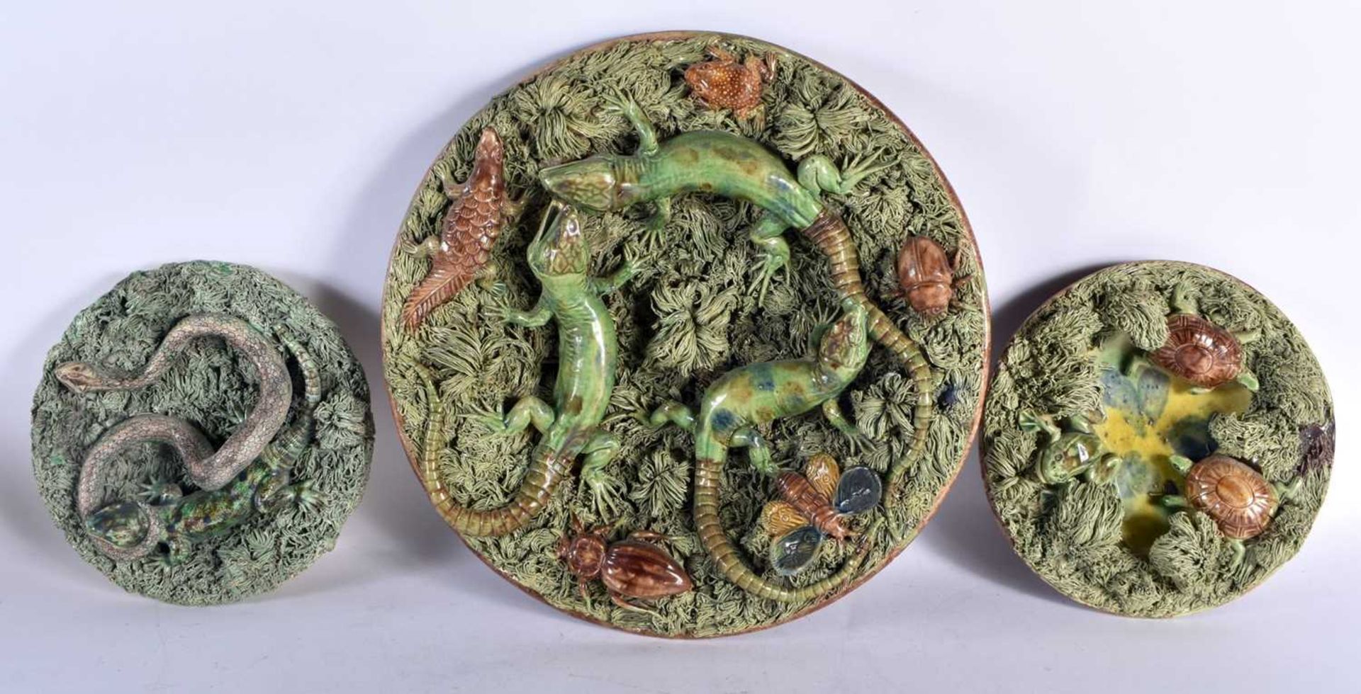 A LOVELY SET OF THREE 19TH CENTURY PORTUGUESE MAJOLICA POTTERY DISHES Mafra & Jose Cunha. Largest 30