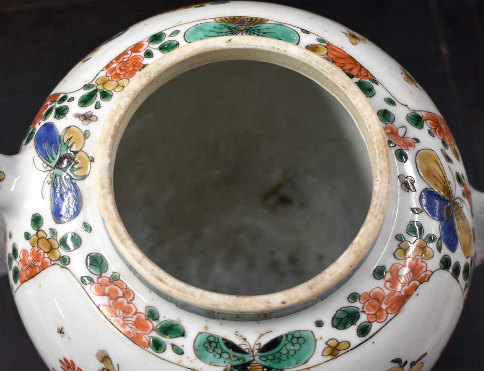 A RARE LARGE 17TH CENTURY CHINESE EXPORT FAMILLE VERTE PUNCH POT Kangxi, painted with floral - Image 24 of 29