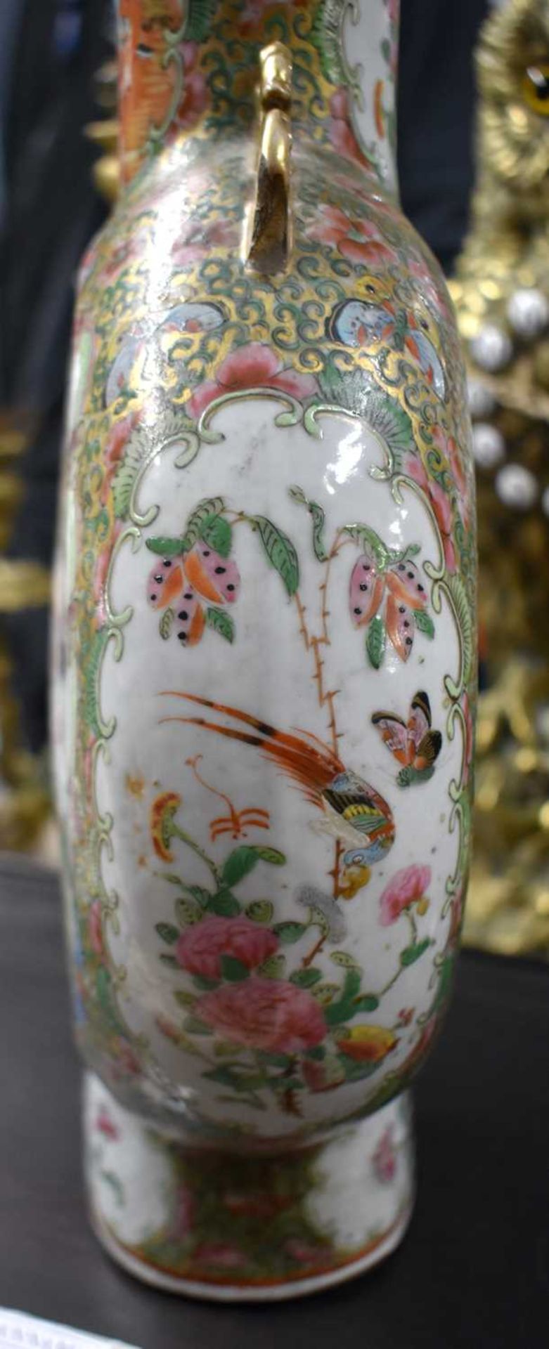 AN UNUSUAL LARGE 19TH CENTURY CHINESE TWIN HANDLED CANTON FAMILLE ROSE MOON FLASK painted with - Image 15 of 17