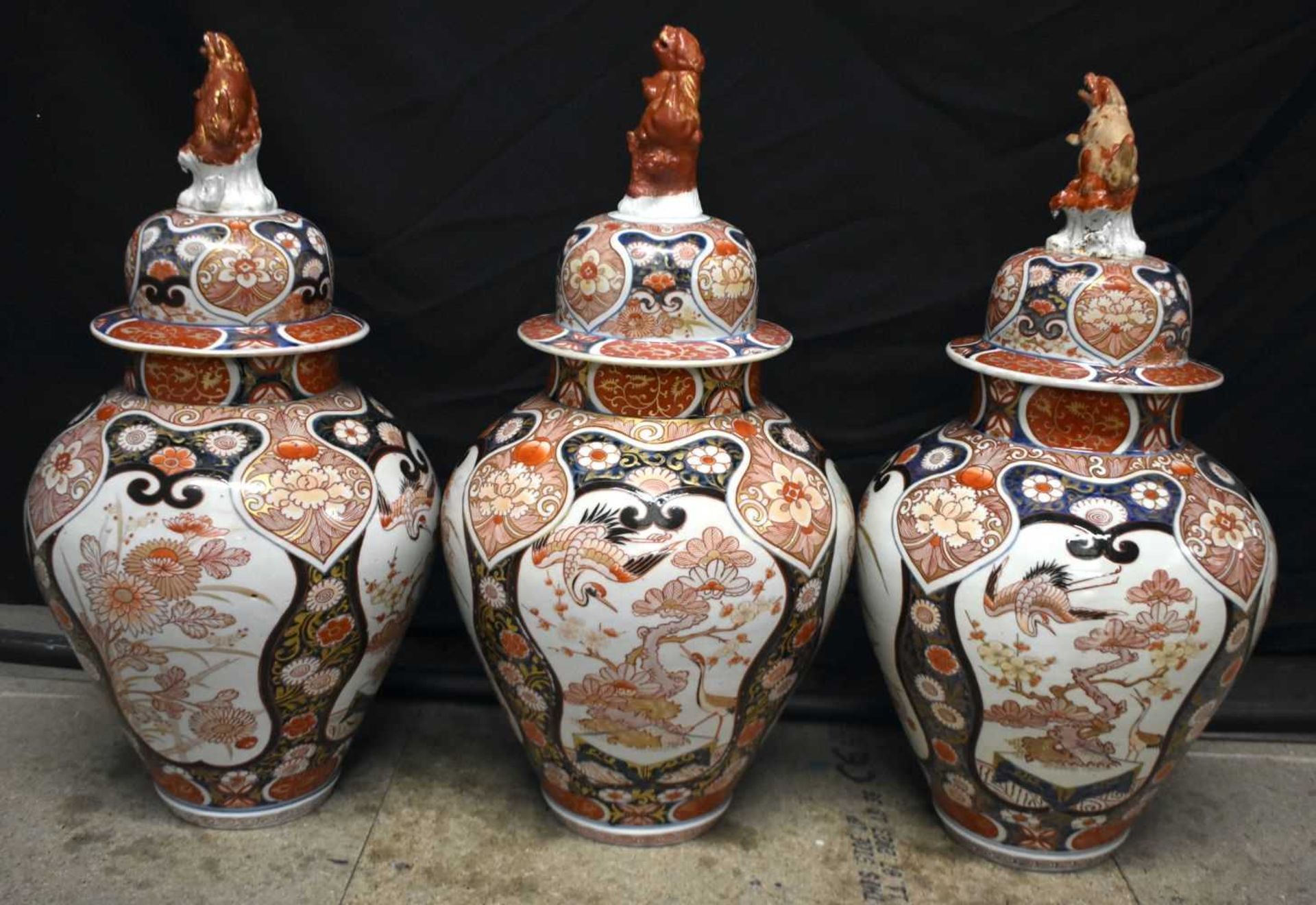 A FINE SET OF VERY LARGE 18TH CENTURY JAPANESE EDO PERIOD IMARI VASES AND COVERS painted with panels - Image 7 of 22