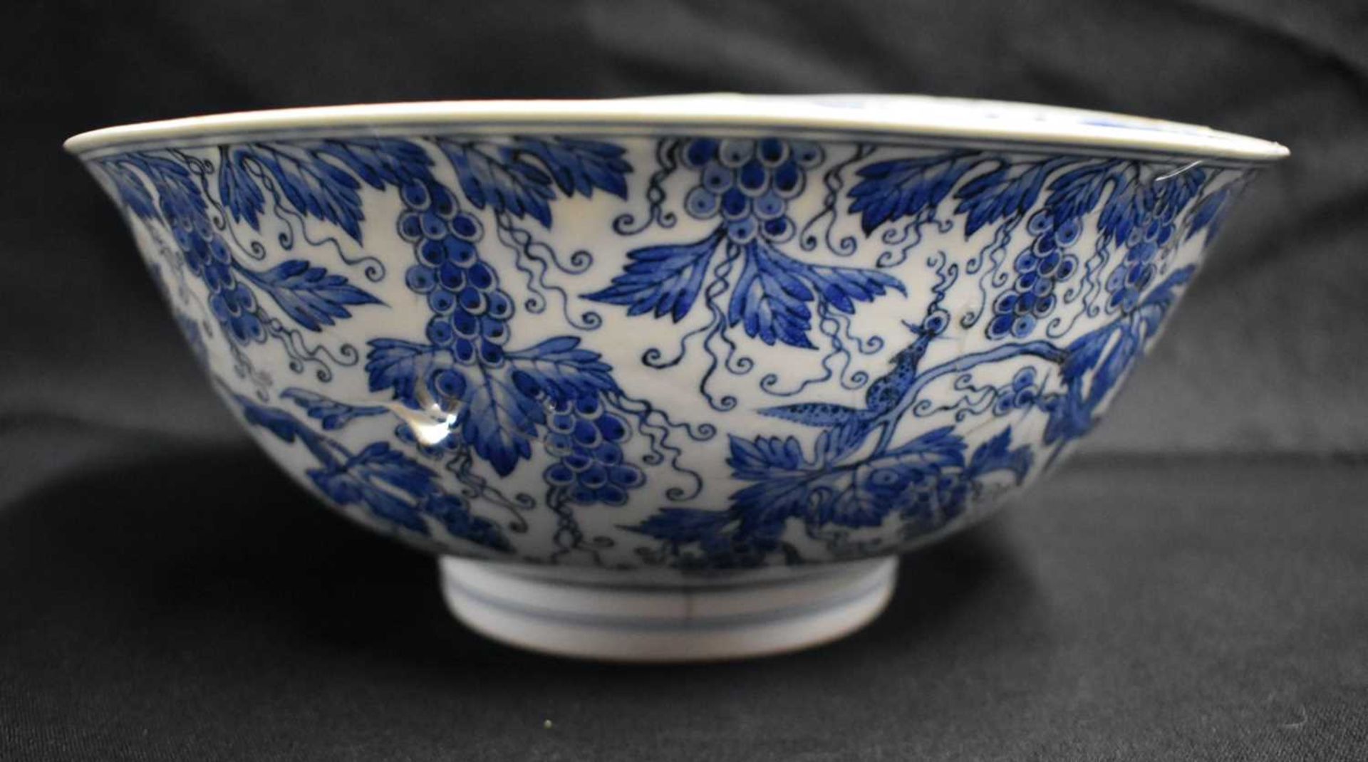 A 17TH CENTURY CHINESE BLUE AND WHITE PORCELAIN BOWL Kangxi mark and period, painted with - Image 2 of 13