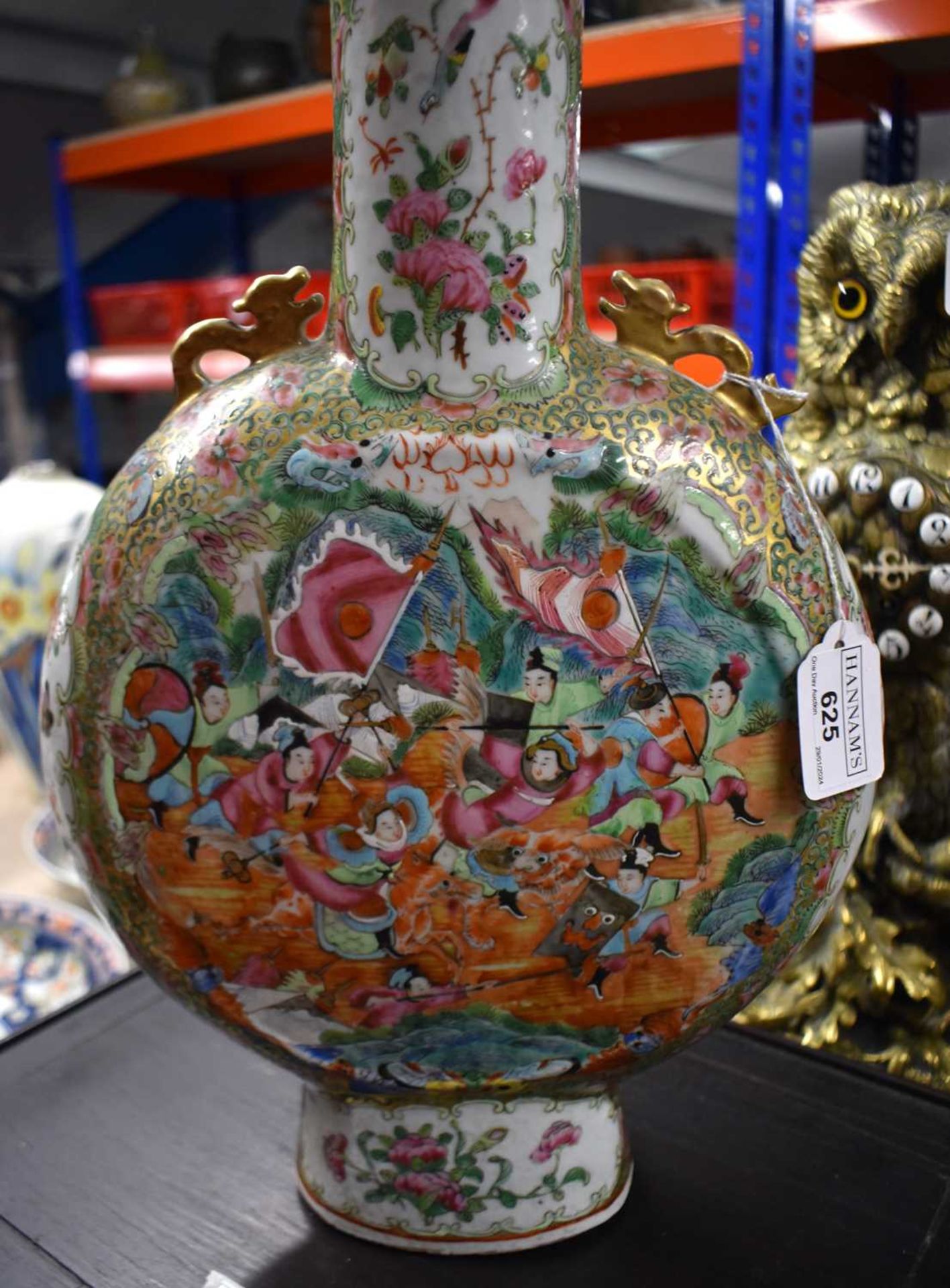 AN UNUSUAL LARGE 19TH CENTURY CHINESE TWIN HANDLED CANTON FAMILLE ROSE MOON FLASK painted with - Image 12 of 17