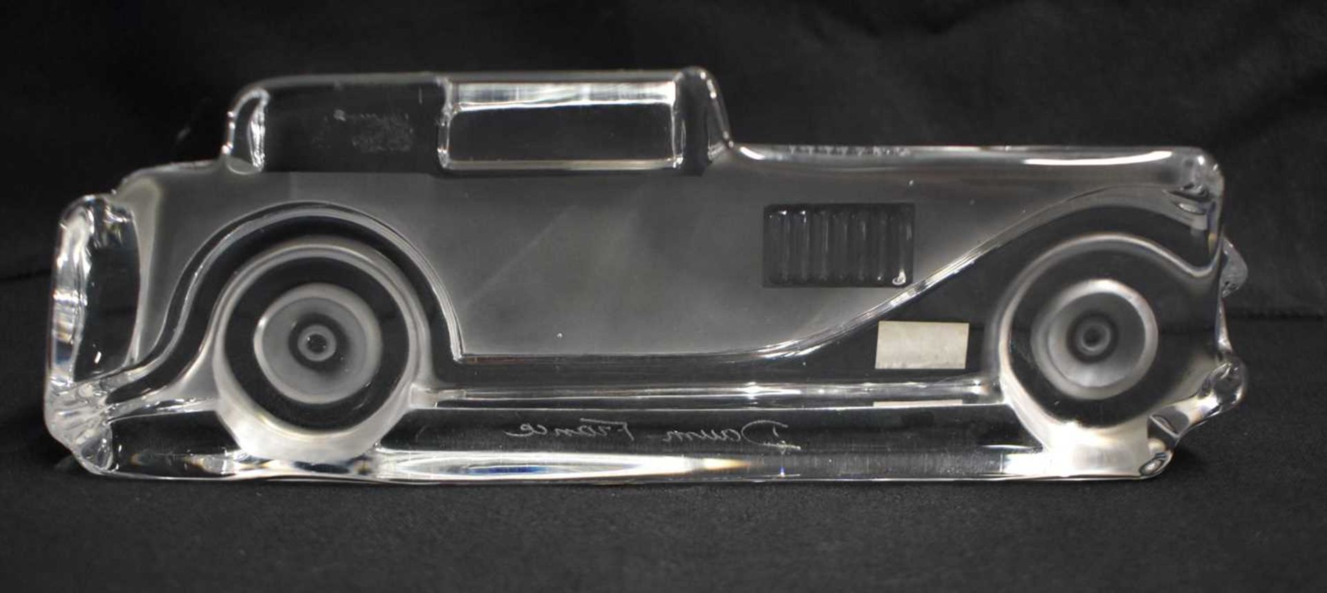 AN UNUSUAL FRENCH DAUM CRYSTAL GLASS CAR by Xavier Froissart, of elegant stylised form. 21 cm x 18 - Image 4 of 6