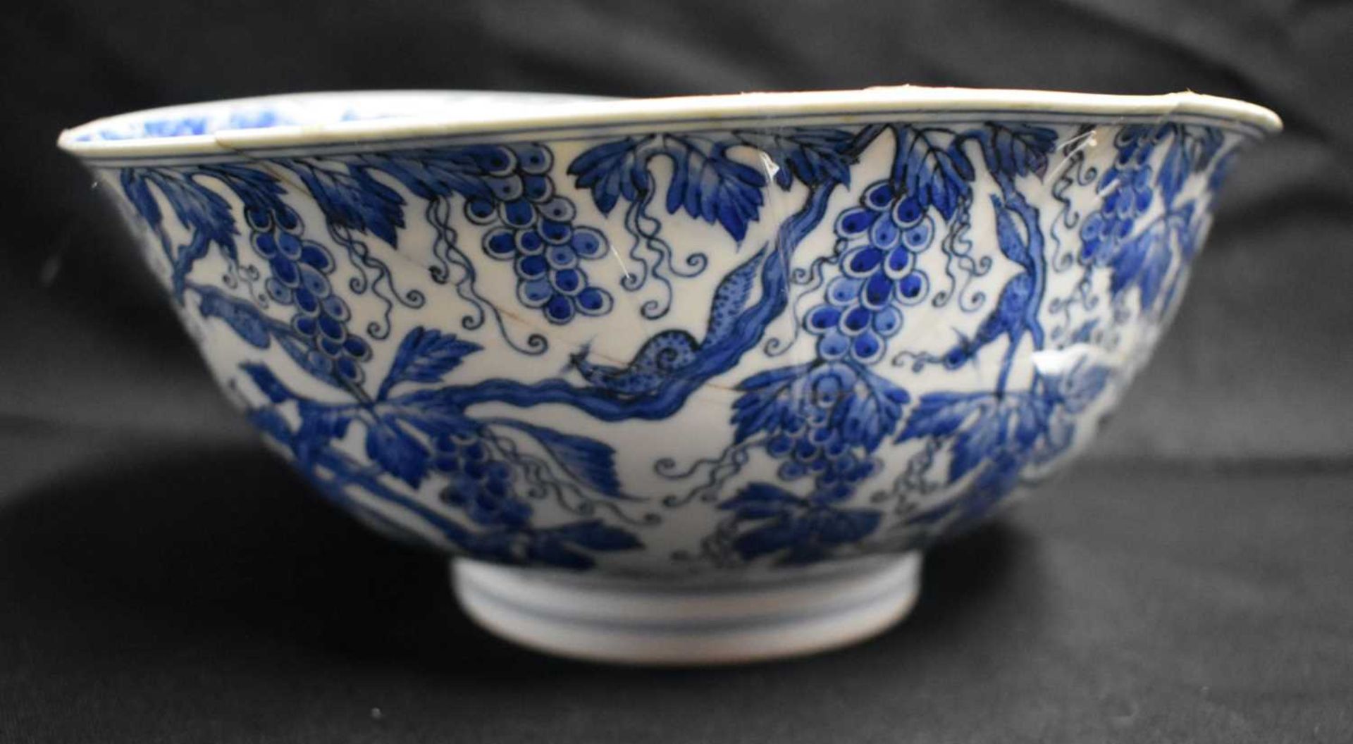 A 17TH CENTURY CHINESE BLUE AND WHITE PORCELAIN BOWL Kangxi mark and period, painted with - Image 3 of 13