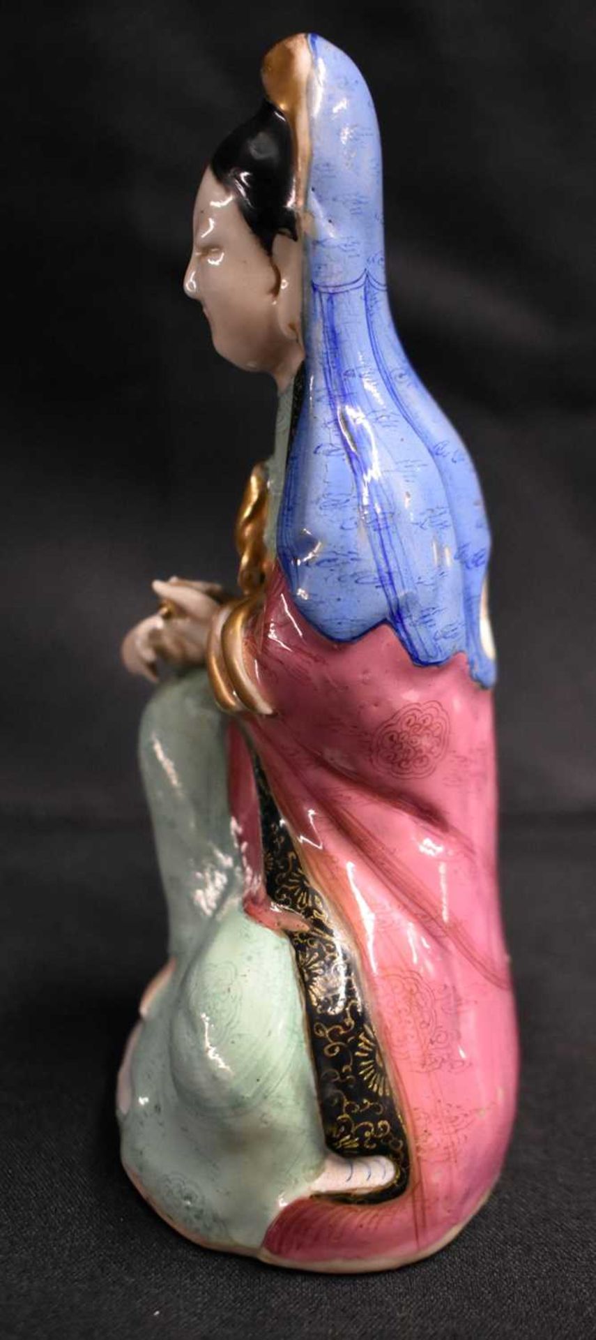 A LATE 19TH CENTURY CHINESE FAMILLE ROSE PORCELAIN FIGURE OF A FEMALE IMMORTAL Qing, modelled with a - Image 5 of 17