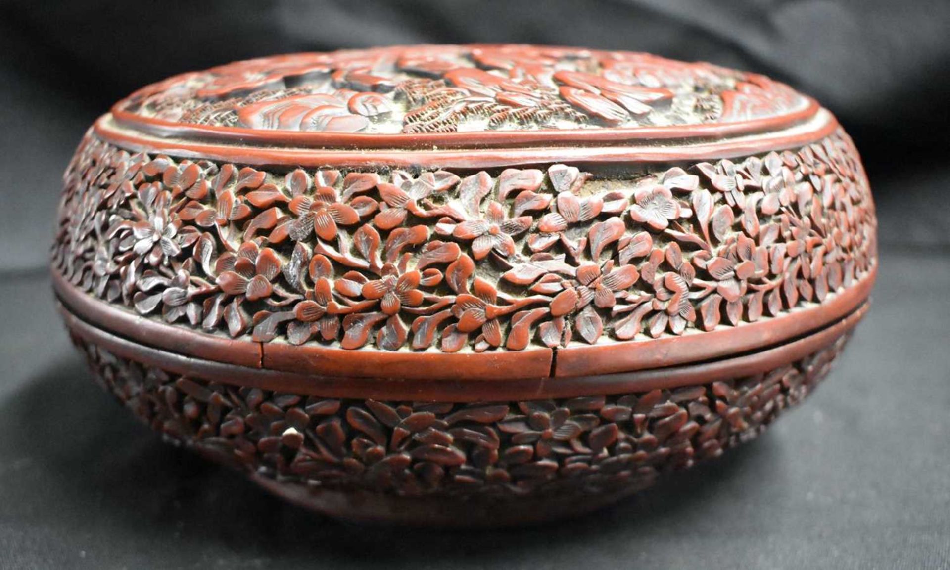 A FINE LARGE 19TH CENTURY CHINESE CARVED CINNABAR LACQUER CIRCULAR BOX AND COVER decorated all