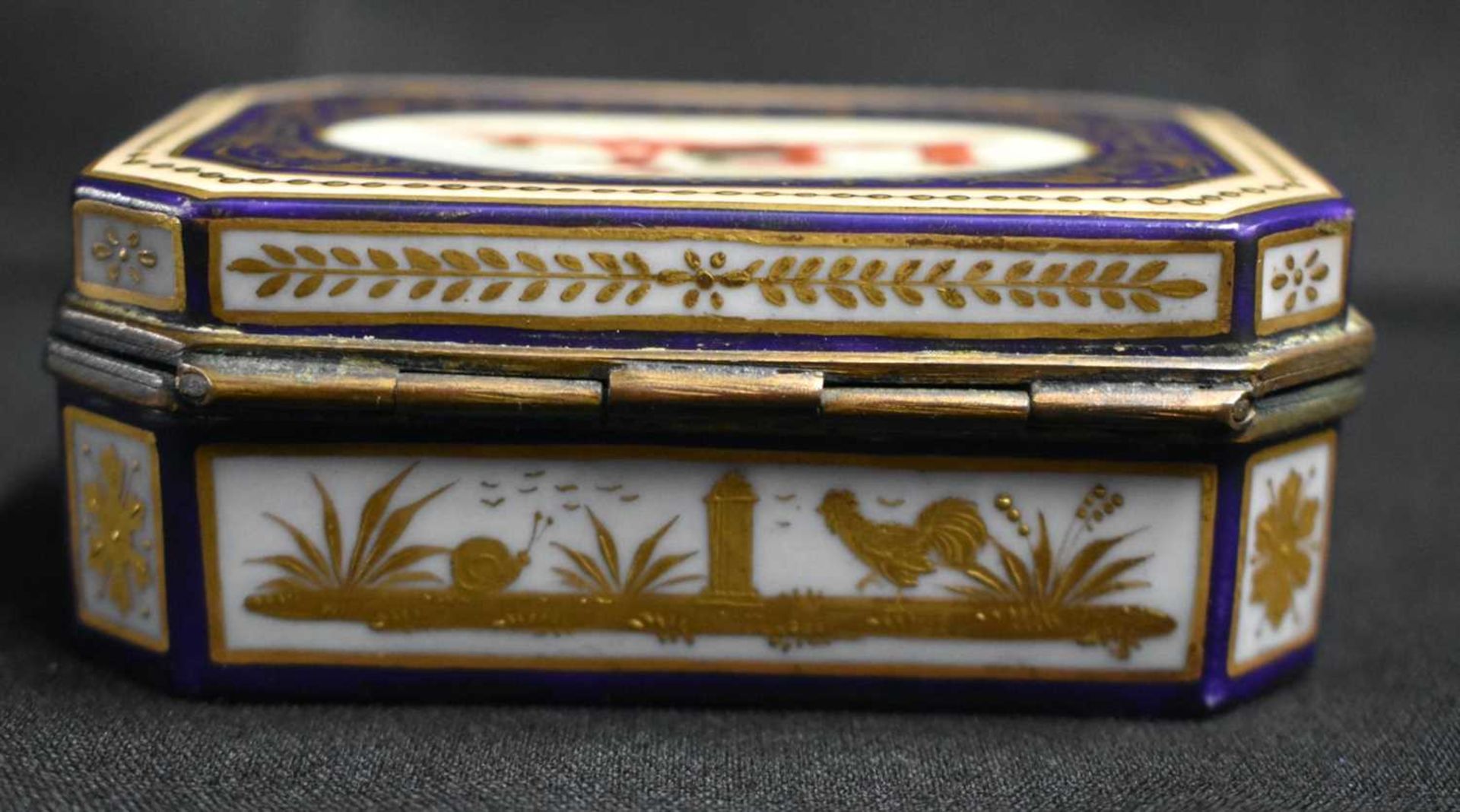 AN 18TH/19TH CENTURY AUSTRIAN VIENNA PORCELAIN BOX painted and jewelled in gilt with classical - Image 5 of 6