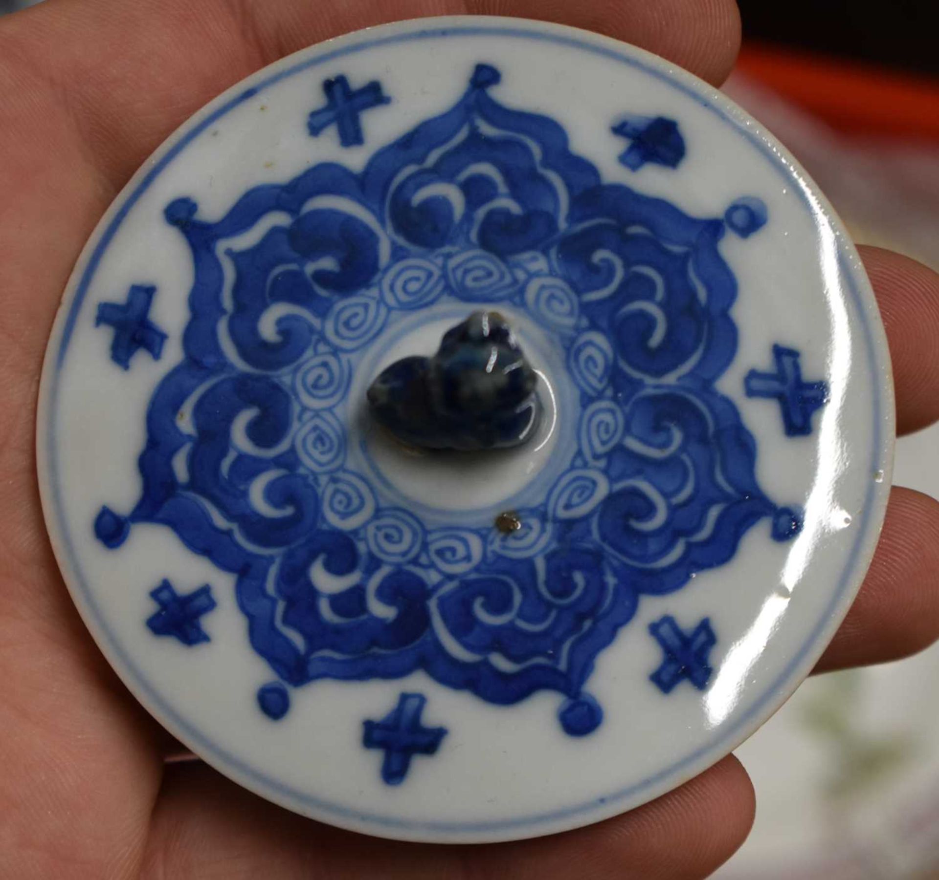 A GOOD 17TH CENTURY CHINESE BLUE AND WHITE PORCELAIN TEAPOT AND COVER Kangxi, of barrel form, - Image 17 of 23