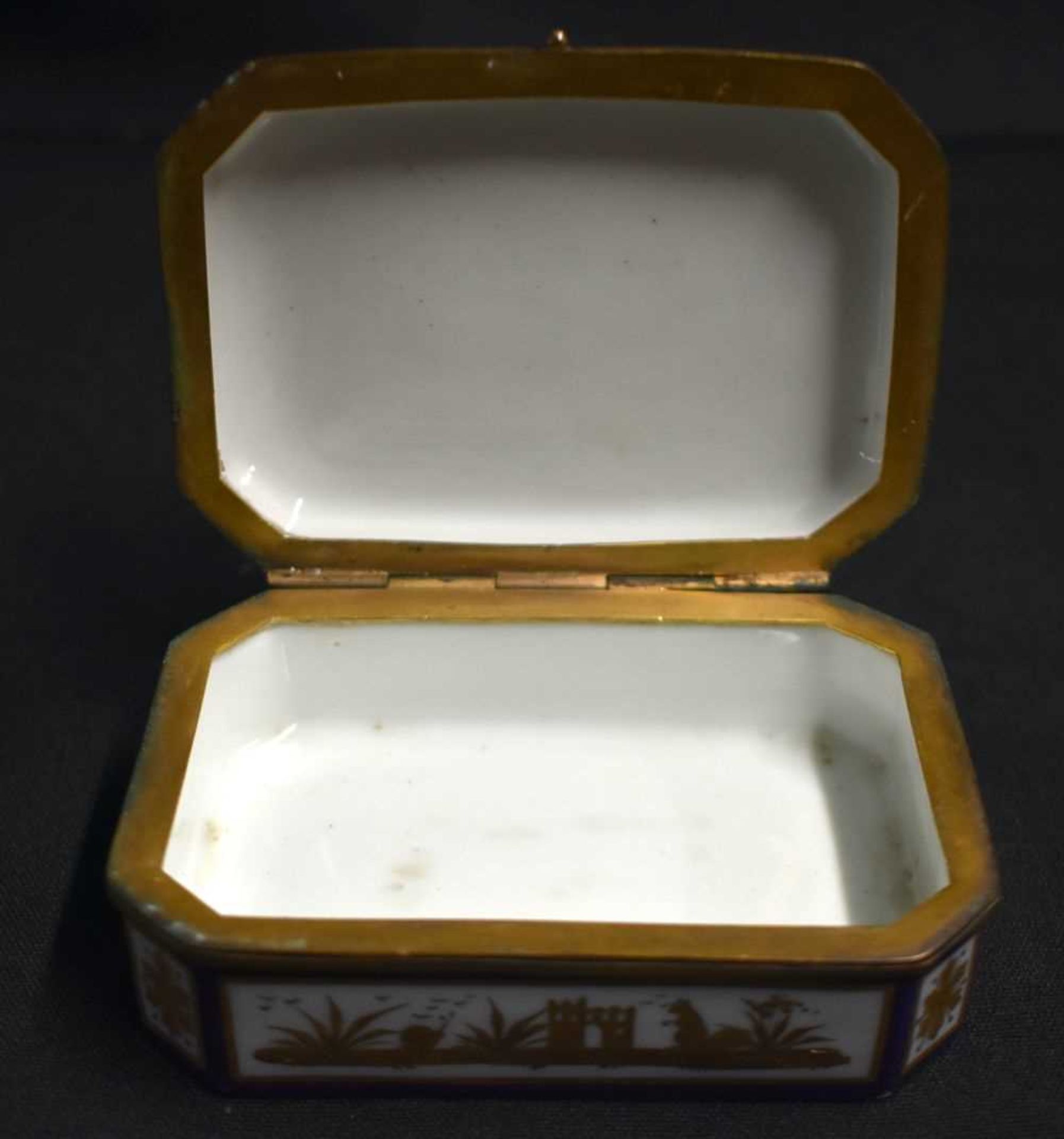 AN 18TH/19TH CENTURY AUSTRIAN VIENNA PORCELAIN BOX painted and jewelled in gilt with classical - Image 2 of 6