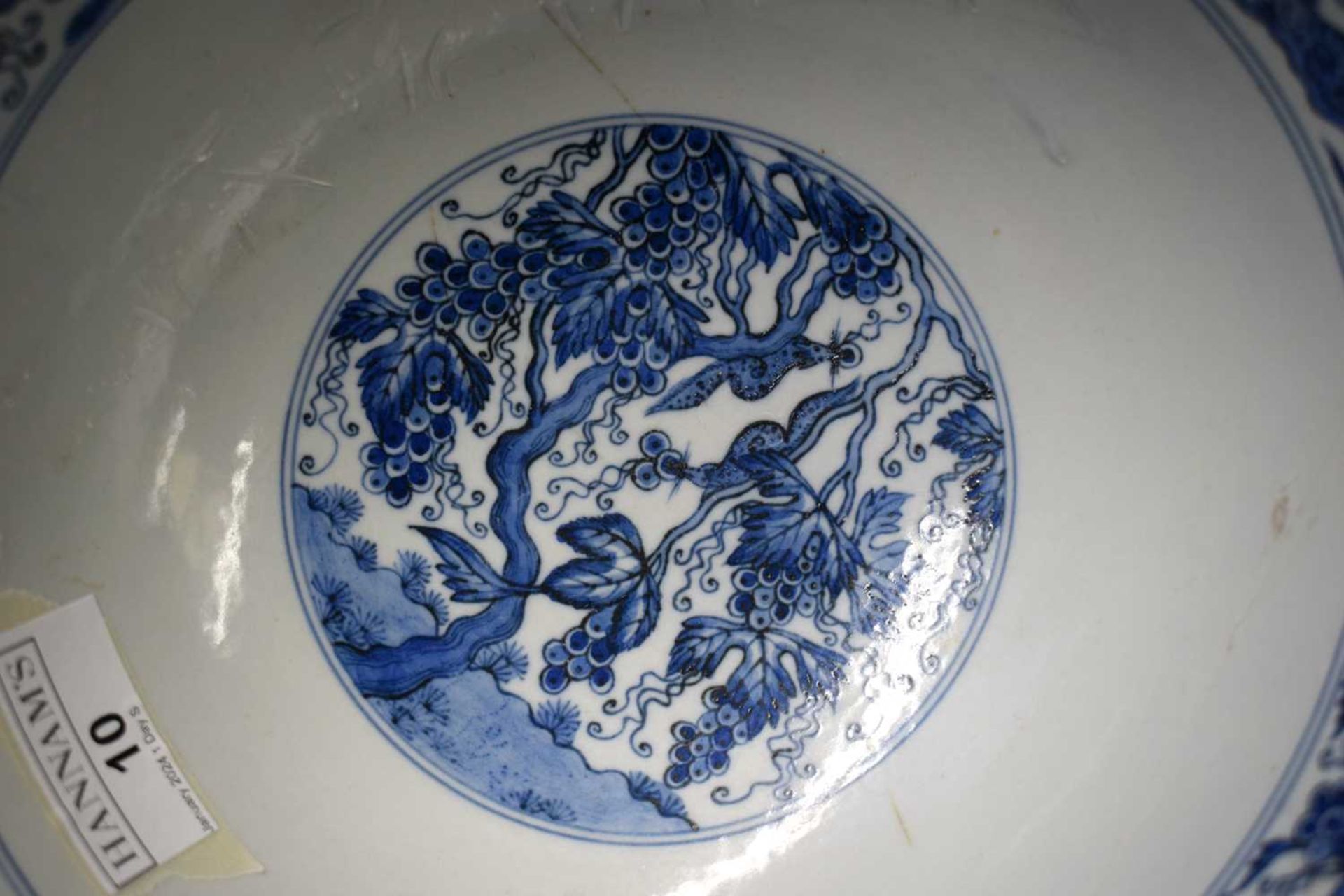 A 17TH CENTURY CHINESE BLUE AND WHITE PORCELAIN BOWL Kangxi mark and period, painted with - Image 11 of 13