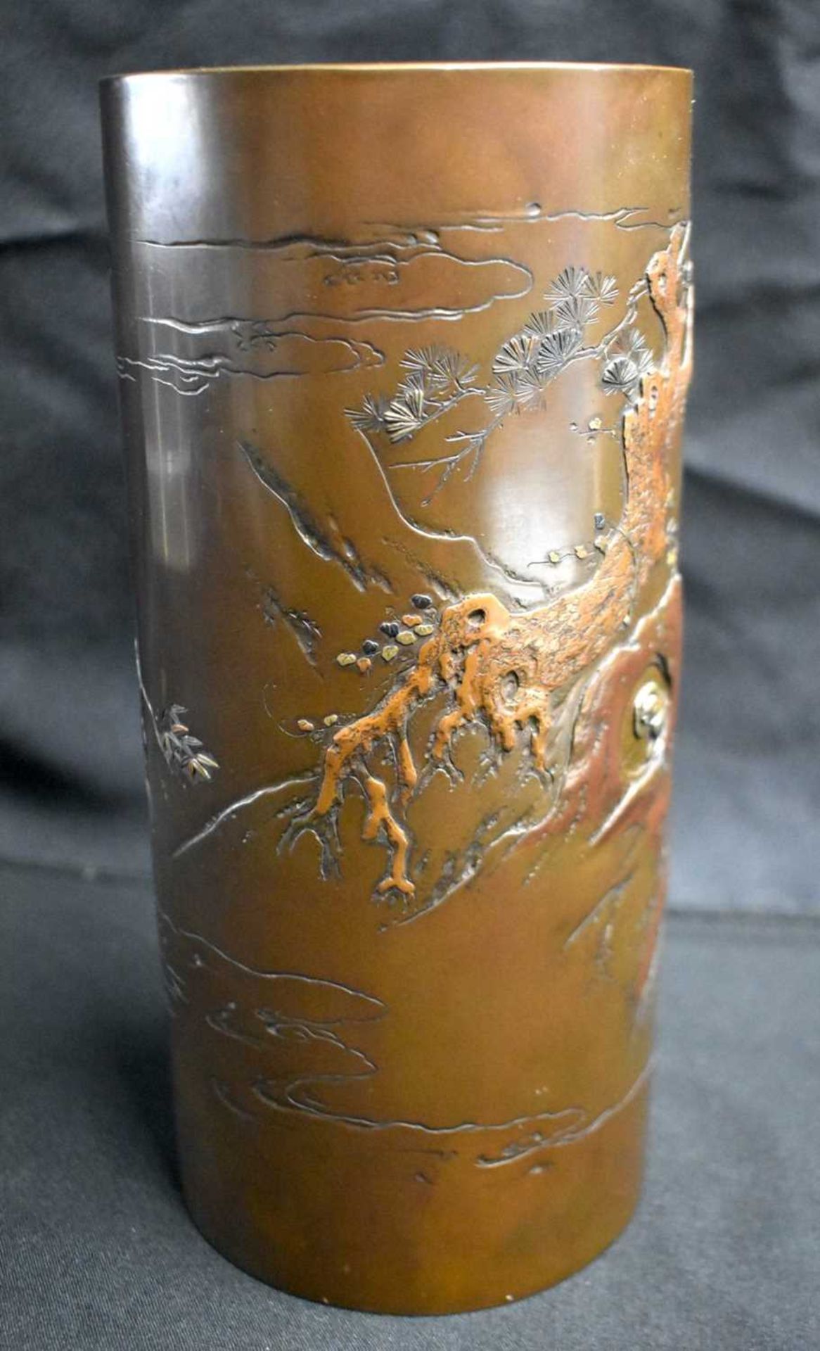 AN UNUSUAL 19TH CENTURY JAPANESE MEIJI PERIOD BRONZE SILVER ONLAID NAGOYA VASE of cylindrical - Image 4 of 10