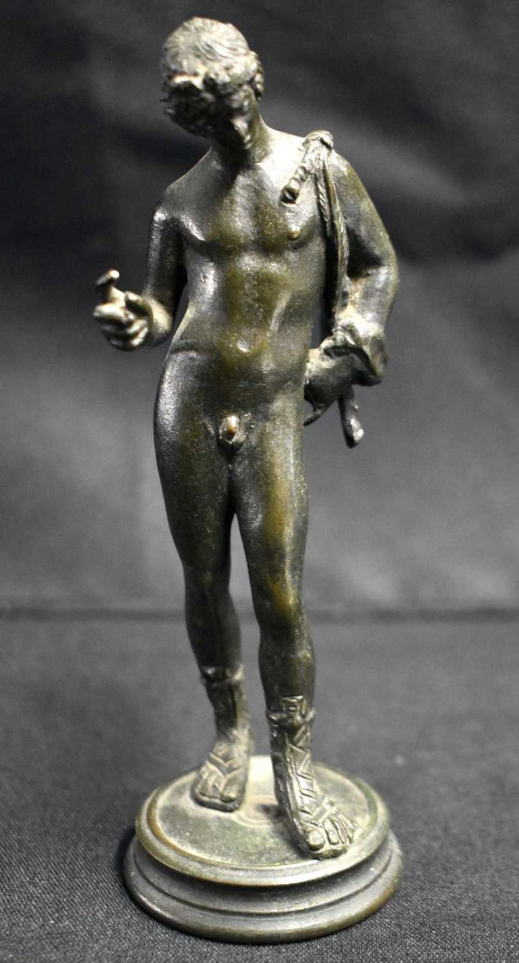 A 19TH CENTURY ITALIAN GRAND TOUR BRONZE FIGURE OF NARCISSUS After the Antiquity. 13 cm high.