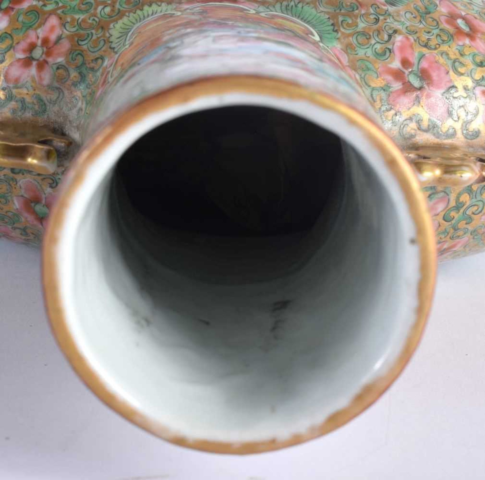 AN UNUSUAL LARGE 19TH CENTURY CHINESE TWIN HANDLED CANTON FAMILLE ROSE MOON FLASK painted with - Image 7 of 17