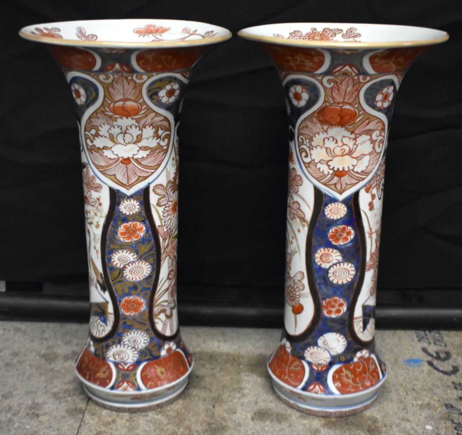 A FINE SET OF VERY LARGE 18TH CENTURY JAPANESE EDO PERIOD IMARI VASES AND COVERS painted with panels - Image 12 of 22