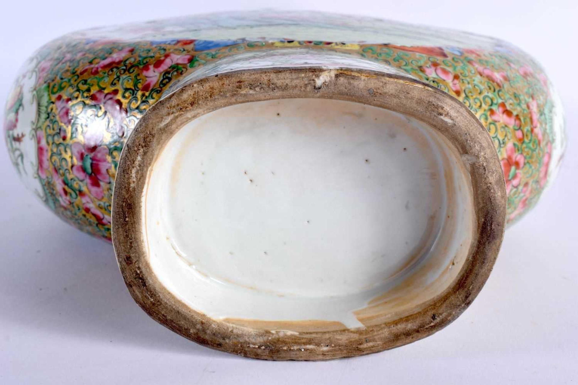 AN UNUSUAL LARGE 19TH CENTURY CHINESE TWIN HANDLED CANTON FAMILLE ROSE MOON FLASK painted with - Image 8 of 17