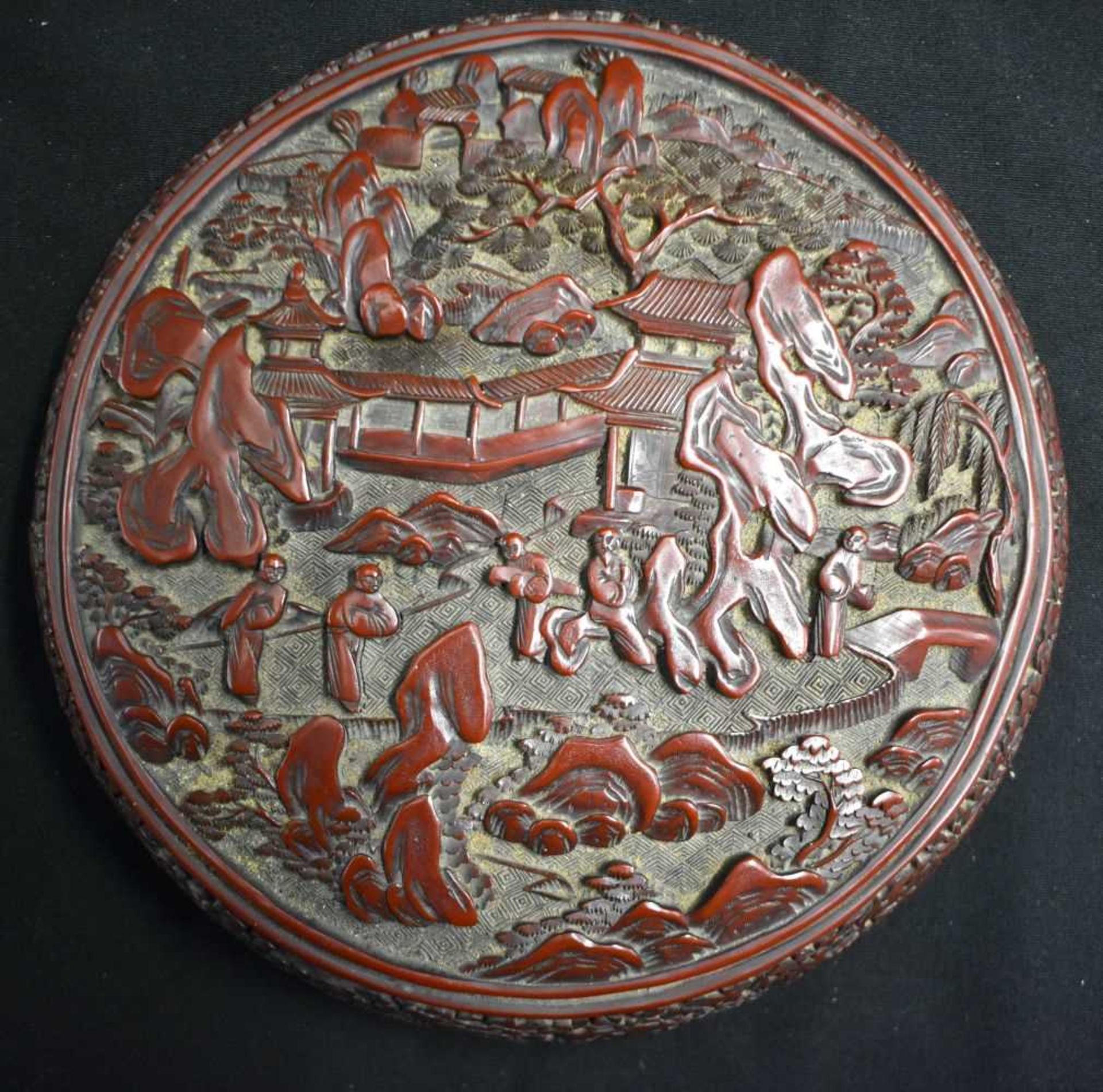 A FINE LARGE 19TH CENTURY CHINESE CARVED CINNABAR LACQUER CIRCULAR BOX AND COVER decorated all - Image 4 of 9