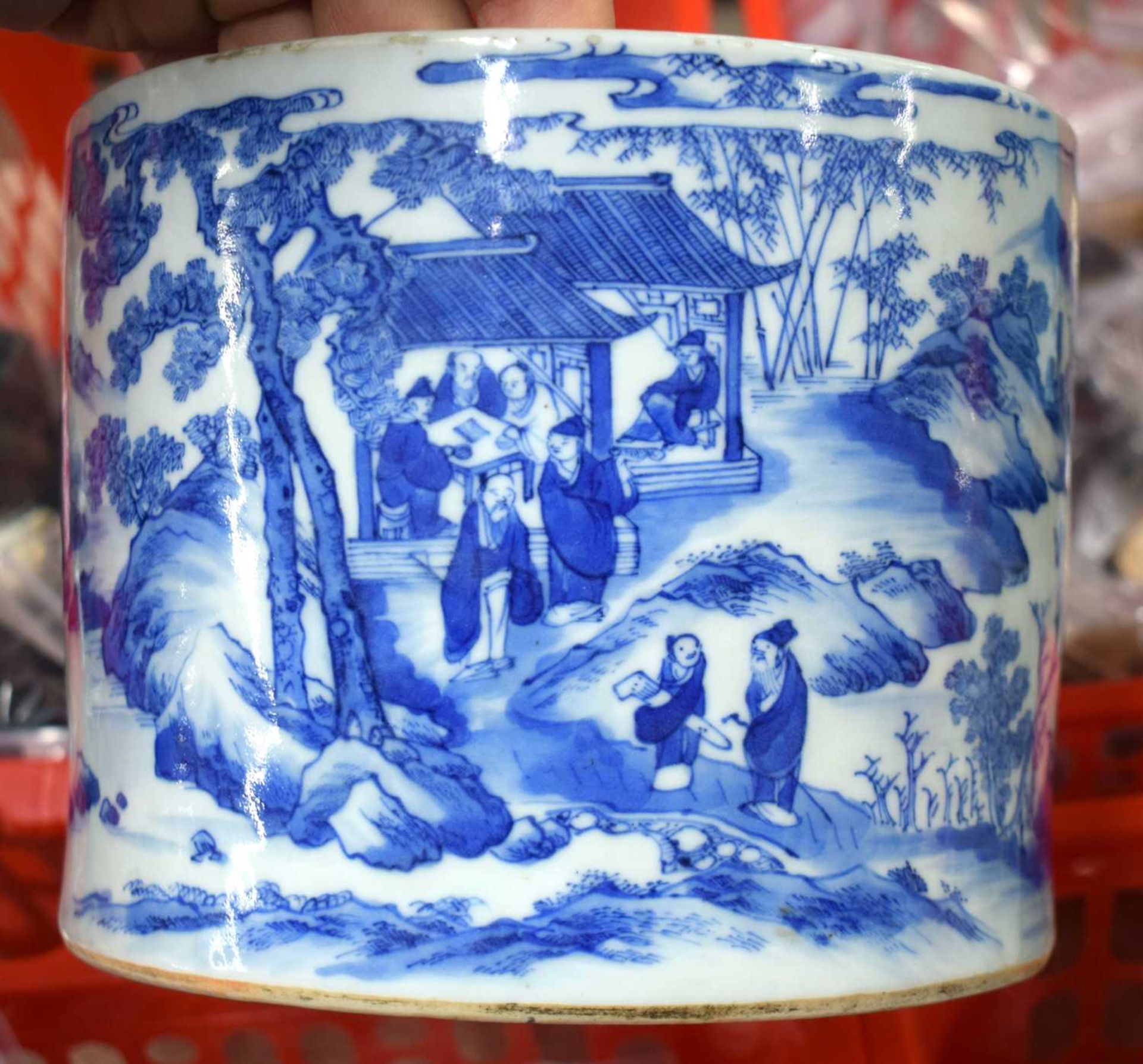 A FINE 17TH/18TH CENTURY CHINESE BLUE AND WHITE PORCELAIN BRUSH POT Bitong, Kangxi/Yongzheng, - Image 15 of 20