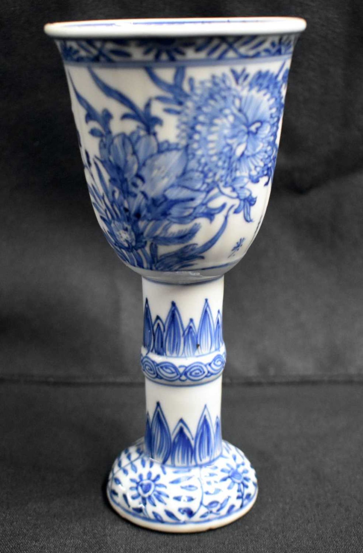A RARE 17TH CENTURY CHINESE BLUE AND WHITE RIBBED PORCELAIN BEAKER Kangxi, painted with flowers - Image 3 of 18