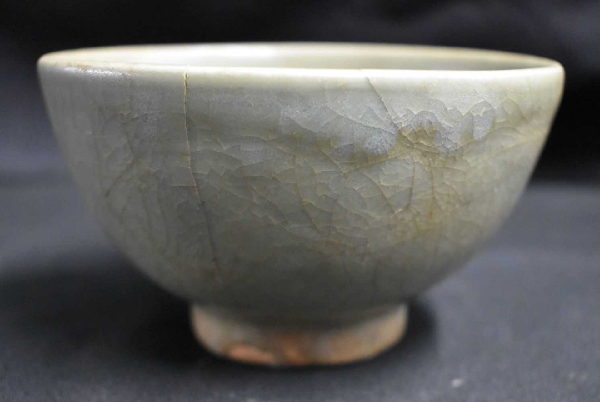 AN EARLY CHINESE CELADON LONGQUAN STONEWARE BOWL Yuan/Ming, of plain elegant form. 12 cm x 8 cm. - Image 2 of 5