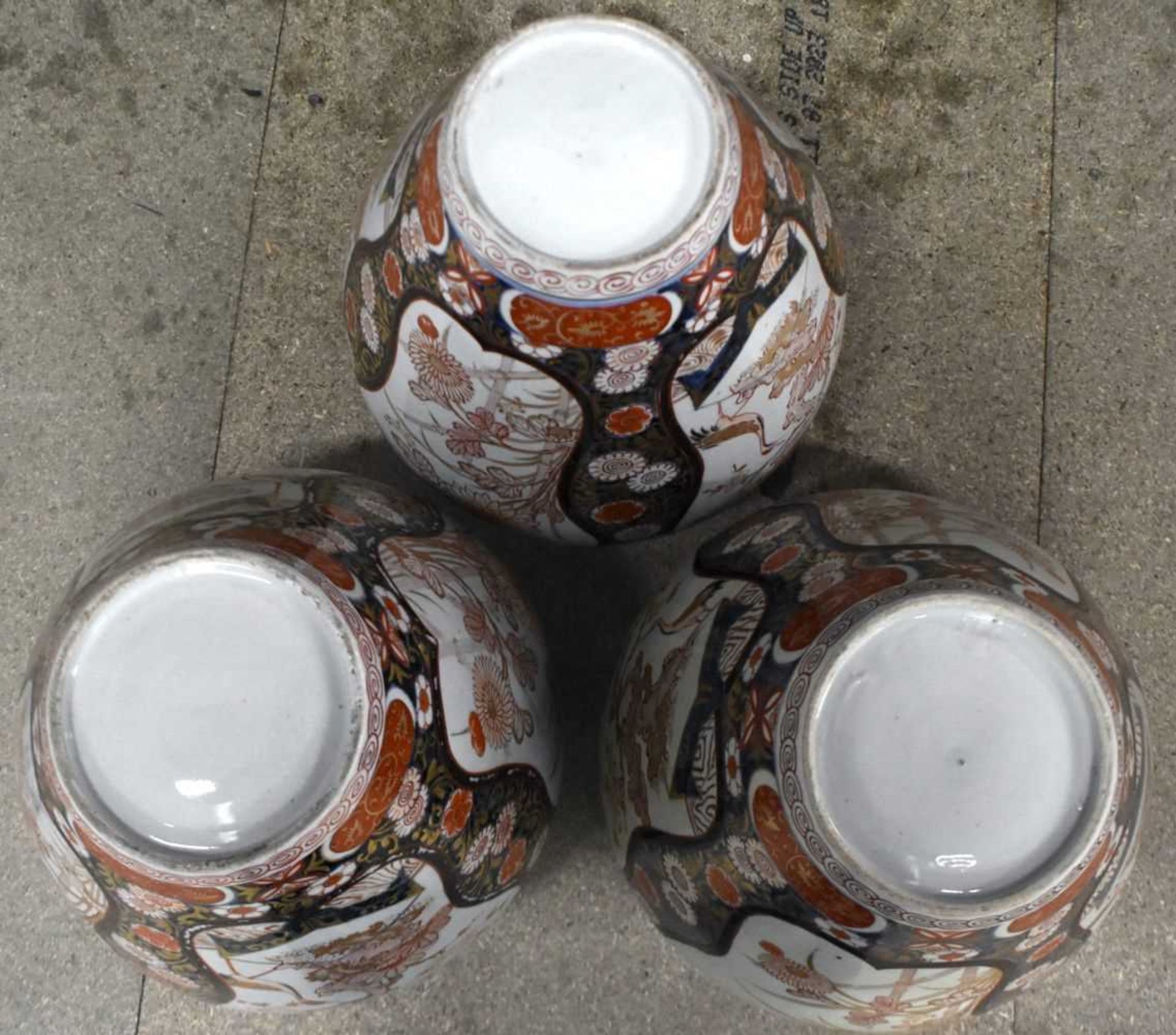 A FINE SET OF VERY LARGE 18TH CENTURY JAPANESE EDO PERIOD IMARI VASES AND COVERS painted with panels - Image 18 of 22