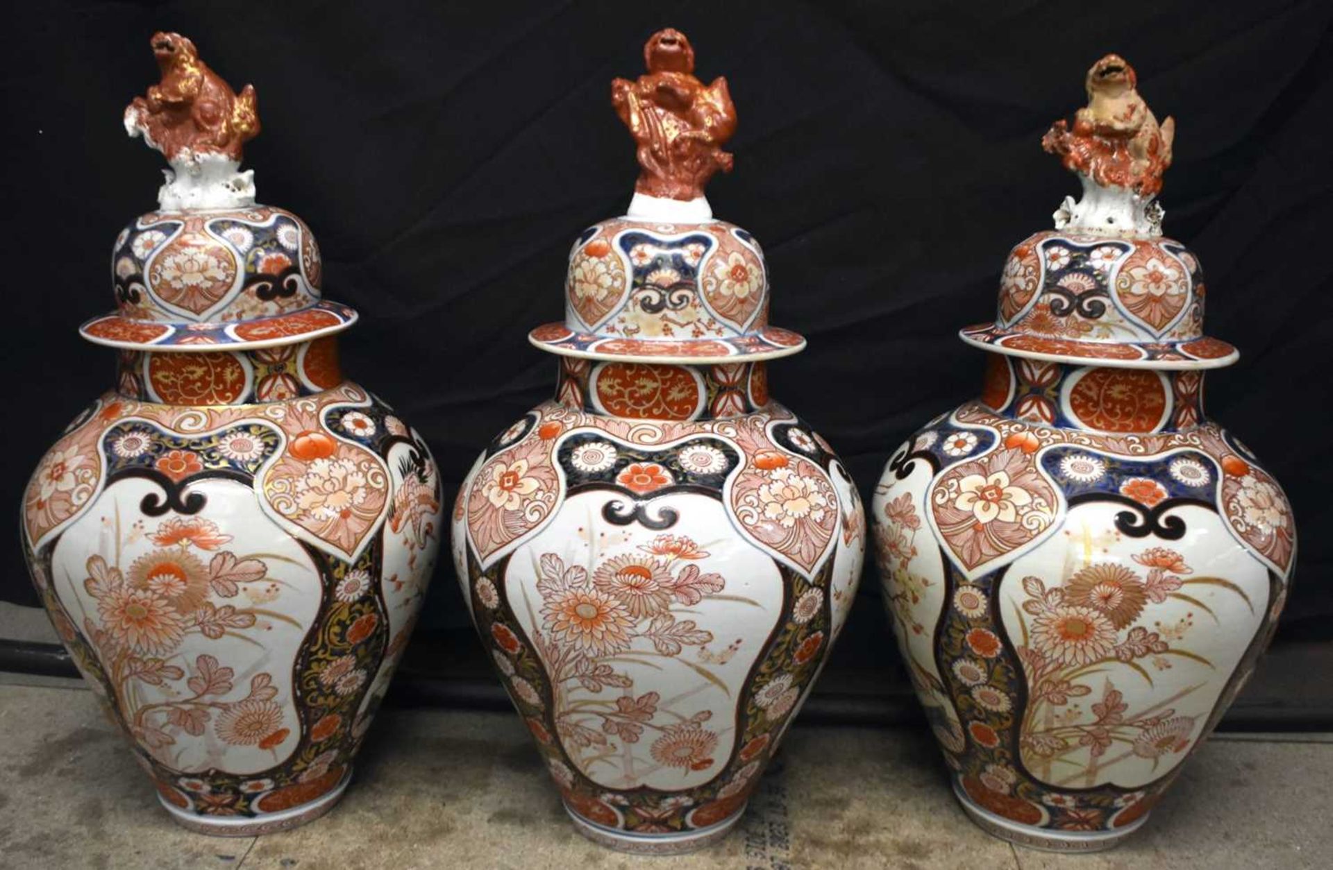 A FINE SET OF VERY LARGE 18TH CENTURY JAPANESE EDO PERIOD IMARI VASES AND COVERS painted with panels - Image 19 of 22