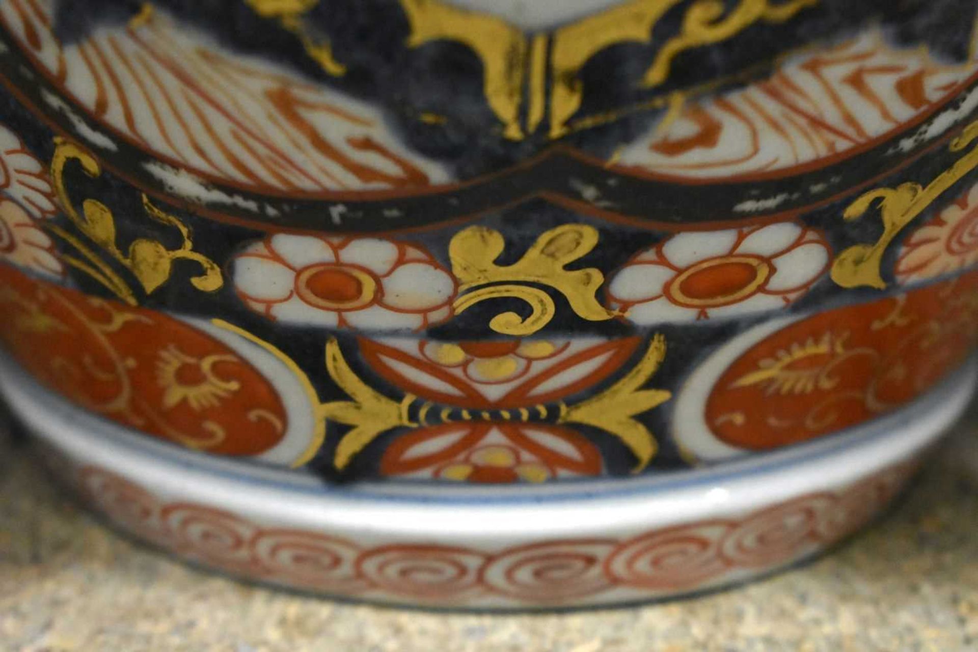 A FINE SET OF VERY LARGE 18TH CENTURY JAPANESE EDO PERIOD IMARI VASES AND COVERS painted with panels - Image 8 of 22