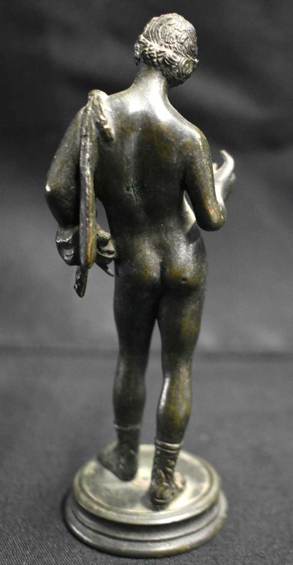 A 19TH CENTURY ITALIAN GRAND TOUR BRONZE FIGURE OF NARCISSUS After the Antiquity. 13 cm high. - Image 4 of 6