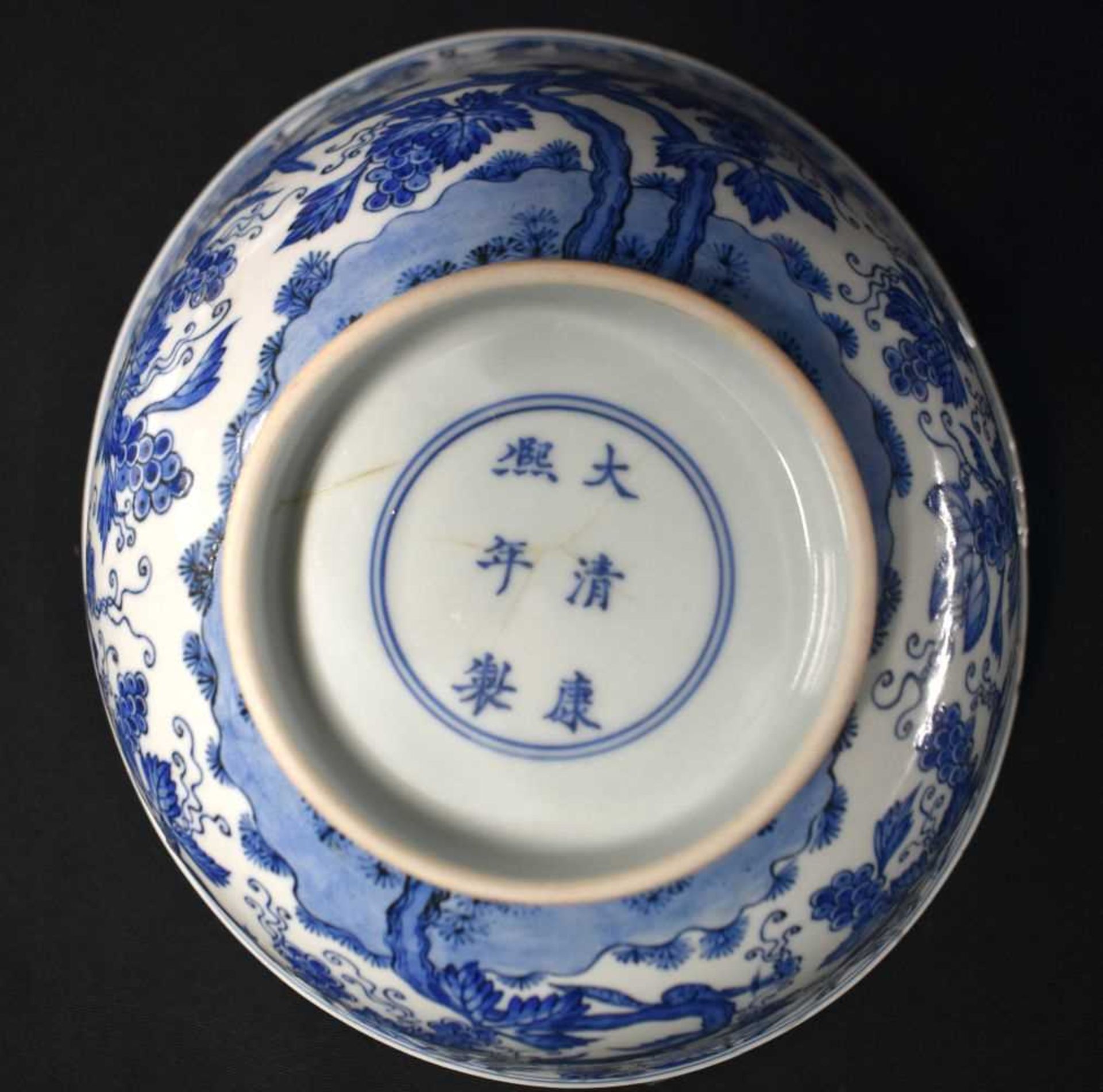 A 17TH CENTURY CHINESE BLUE AND WHITE PORCELAIN BOWL Kangxi mark and period, painted with - Image 6 of 13