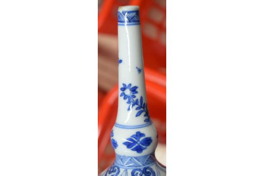 A 17TH CENTURY CHINESE BLUE AND WHITE PORCELAIN ROSE WATER SPRINKLER Kangxi, painted with floral - Image 10 of 17