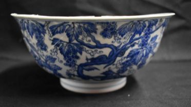 A 17TH CENTURY CHINESE BLUE AND WHITE PORCELAIN BOWL Kangxi mark and period, painted with