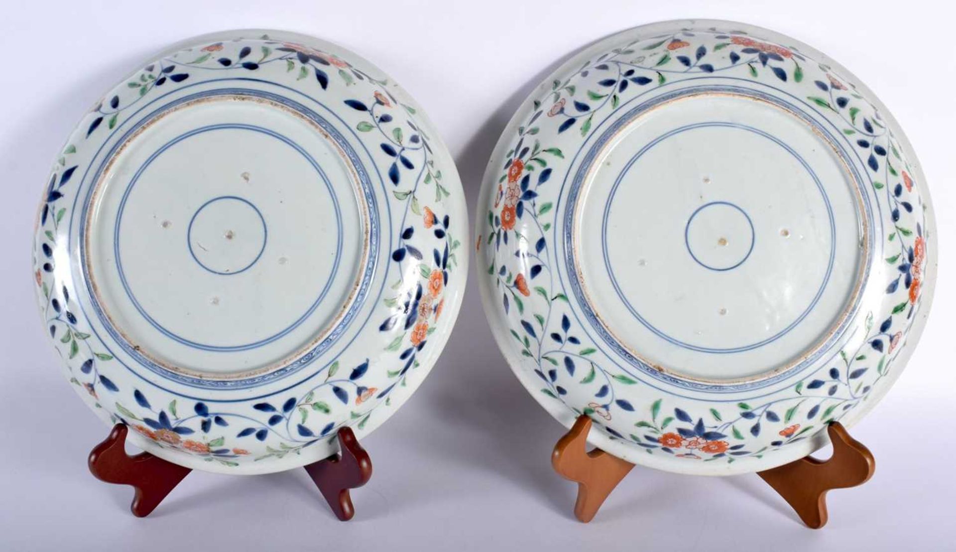 A LARGE PAIR OF 17TH CENTURY JAPANESE GENROKU PERIOD IMARI BOWLS C1688-1703 decorated in vibrant - Image 10 of 10