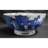 AN 18TH CENTURY CHINESE EXPORT BLUE AND WHITE PORCELAIN BOWL Qianlong, painted with figures standing