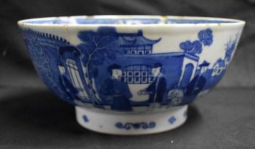 AN 18TH CENTURY CHINESE EXPORT BLUE AND WHITE PORCELAIN BOWL Qianlong, painted with figures standing