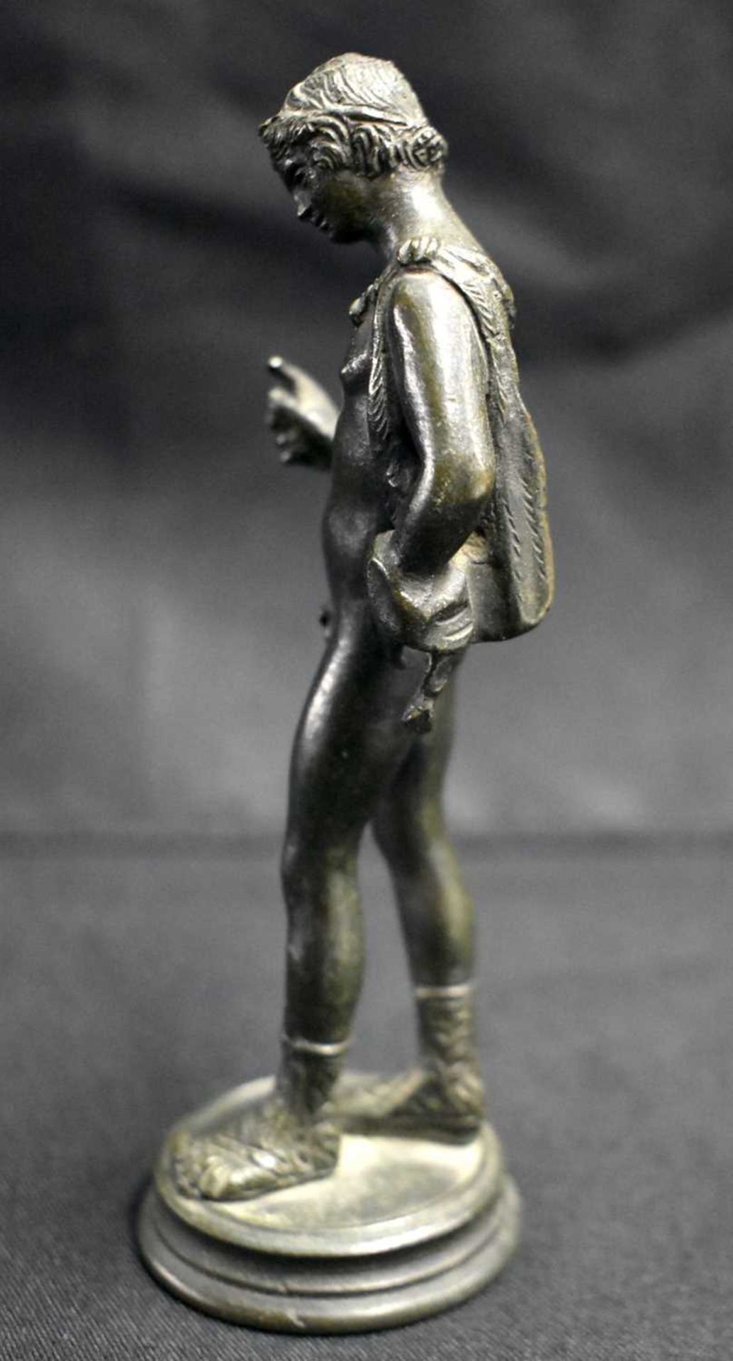 A 19TH CENTURY ITALIAN GRAND TOUR BRONZE FIGURE OF NARCISSUS After the Antiquity. 13 cm high. - Image 5 of 6
