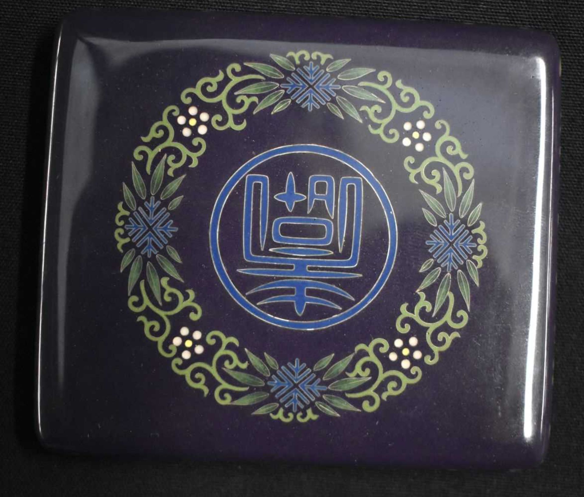 A GOOD 19TH CENTURY JAPANESE MEIJI PERIOD CLOISONNE ENAMEL BOX AND COVER by Taganori, decorated with - Image 3 of 6