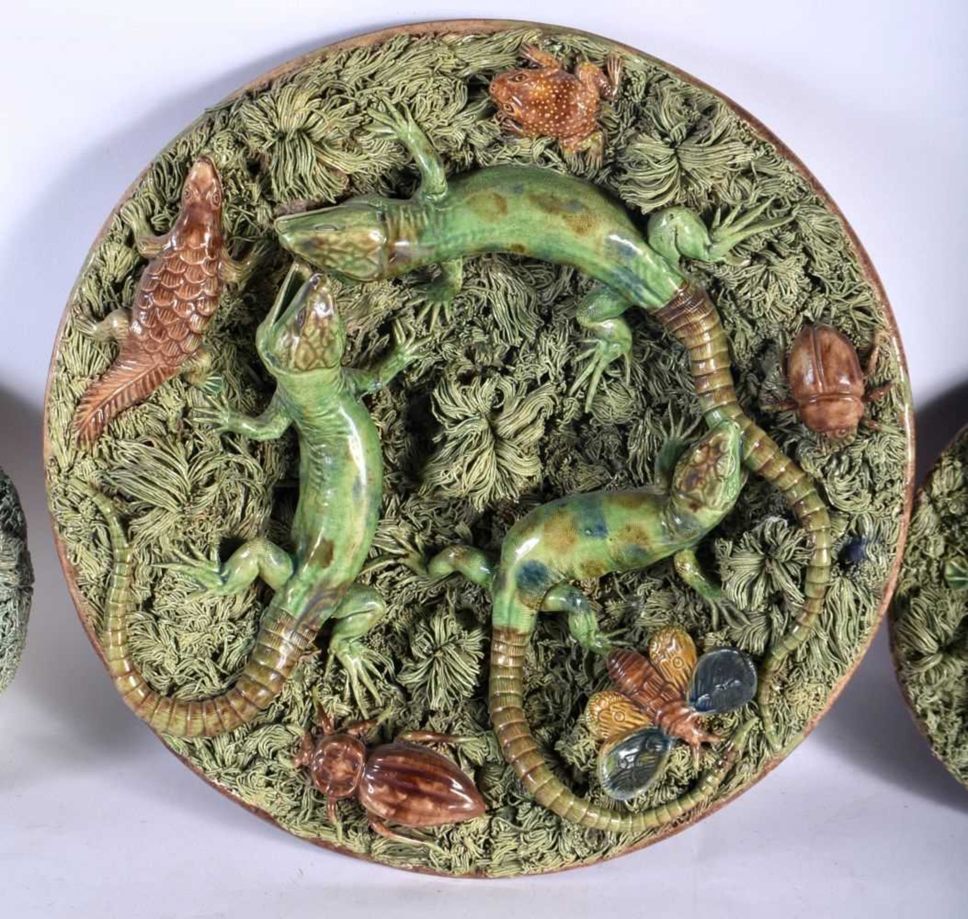 A LOVELY SET OF THREE 19TH CENTURY PORTUGUESE MAJOLICA POTTERY DISHES Mafra & Jose Cunha. Largest 30 - Image 3 of 7