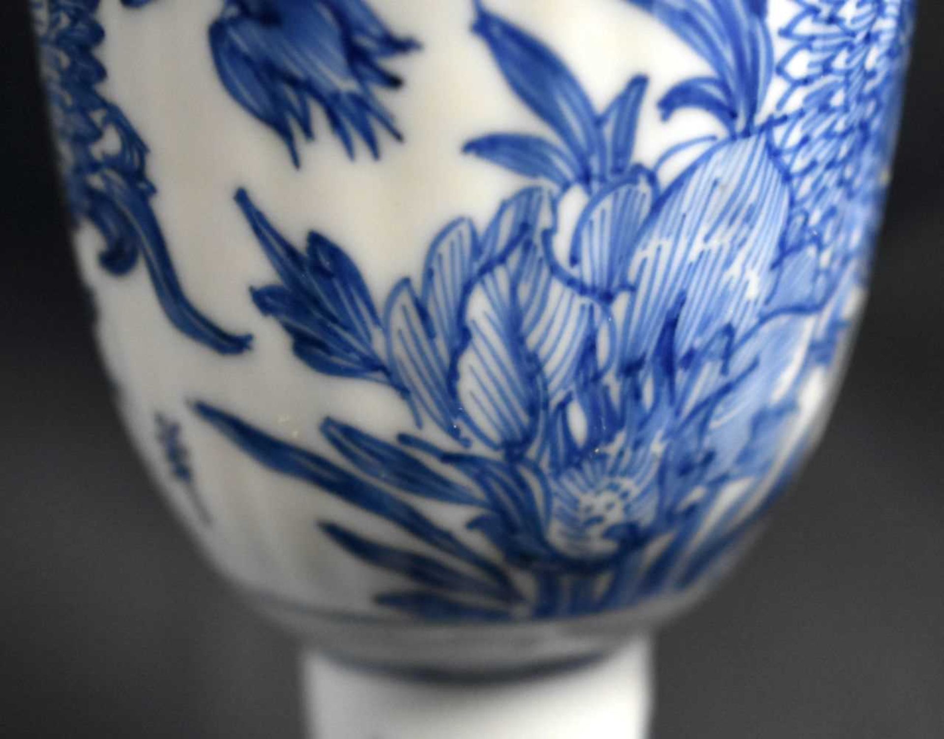 A RARE 17TH CENTURY CHINESE BLUE AND WHITE RIBBED PORCELAIN BEAKER Kangxi, painted with flowers - Image 7 of 18