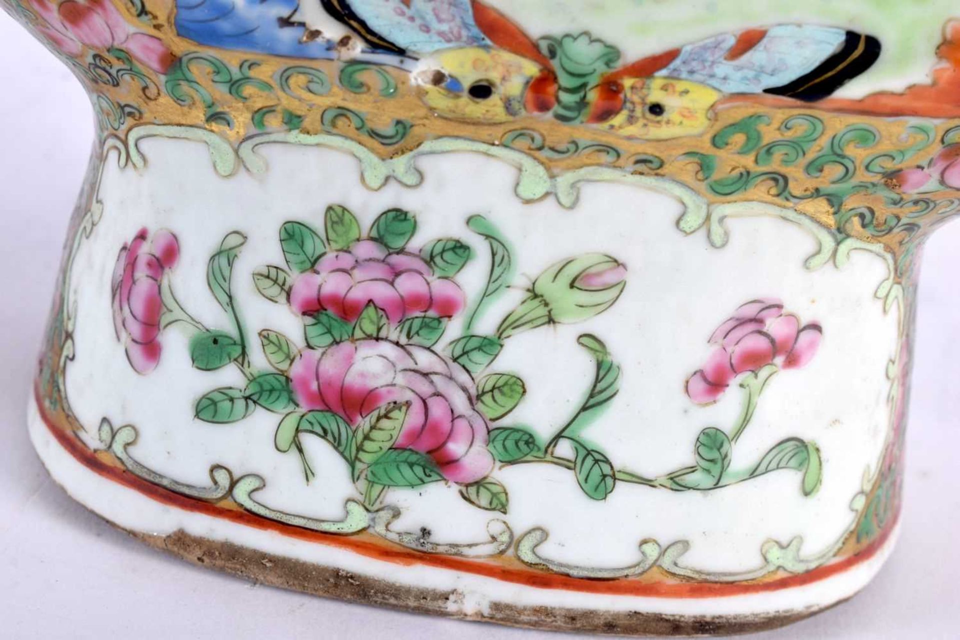 AN UNUSUAL LARGE 19TH CENTURY CHINESE TWIN HANDLED CANTON FAMILLE ROSE MOON FLASK painted with - Image 4 of 17