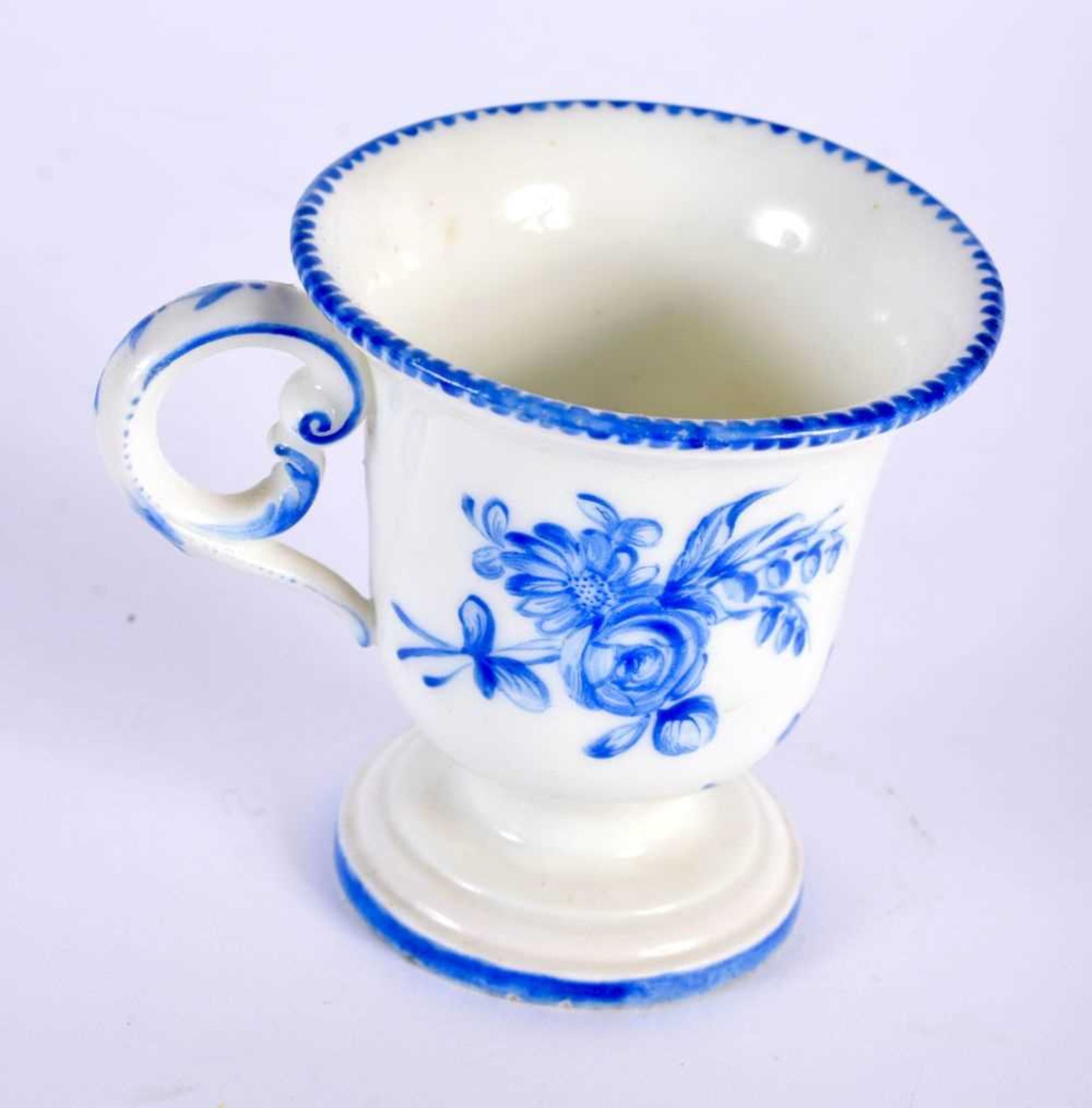 Orleans ice cup painted in dry blue with rose under a blue dentil border, three triangles joined - Image 3 of 5