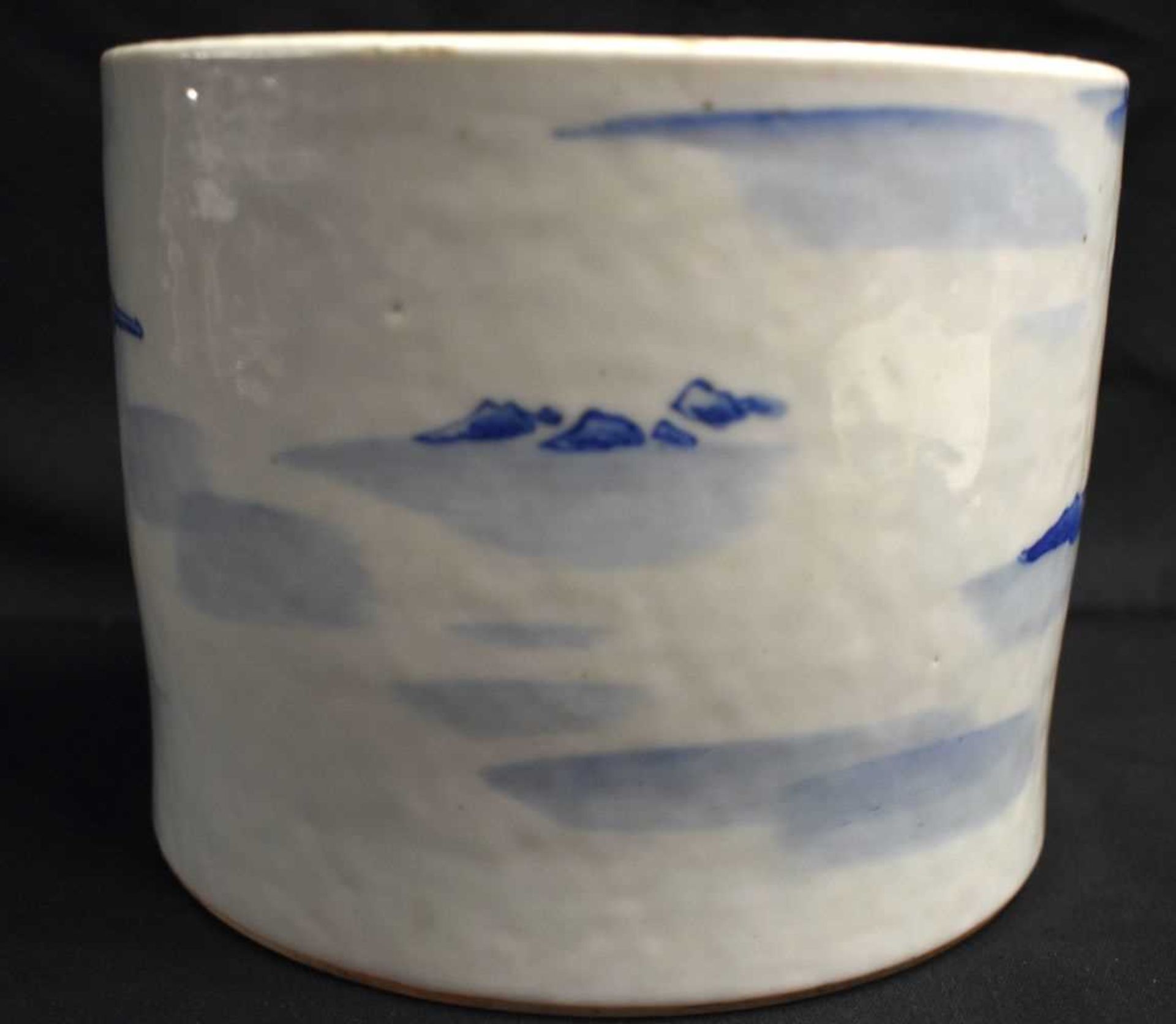 A FINE 17TH/18TH CENTURY CHINESE BLUE AND WHITE PORCELAIN BRUSH POT Bitong, Kangxi/Yongzheng, - Image 6 of 20