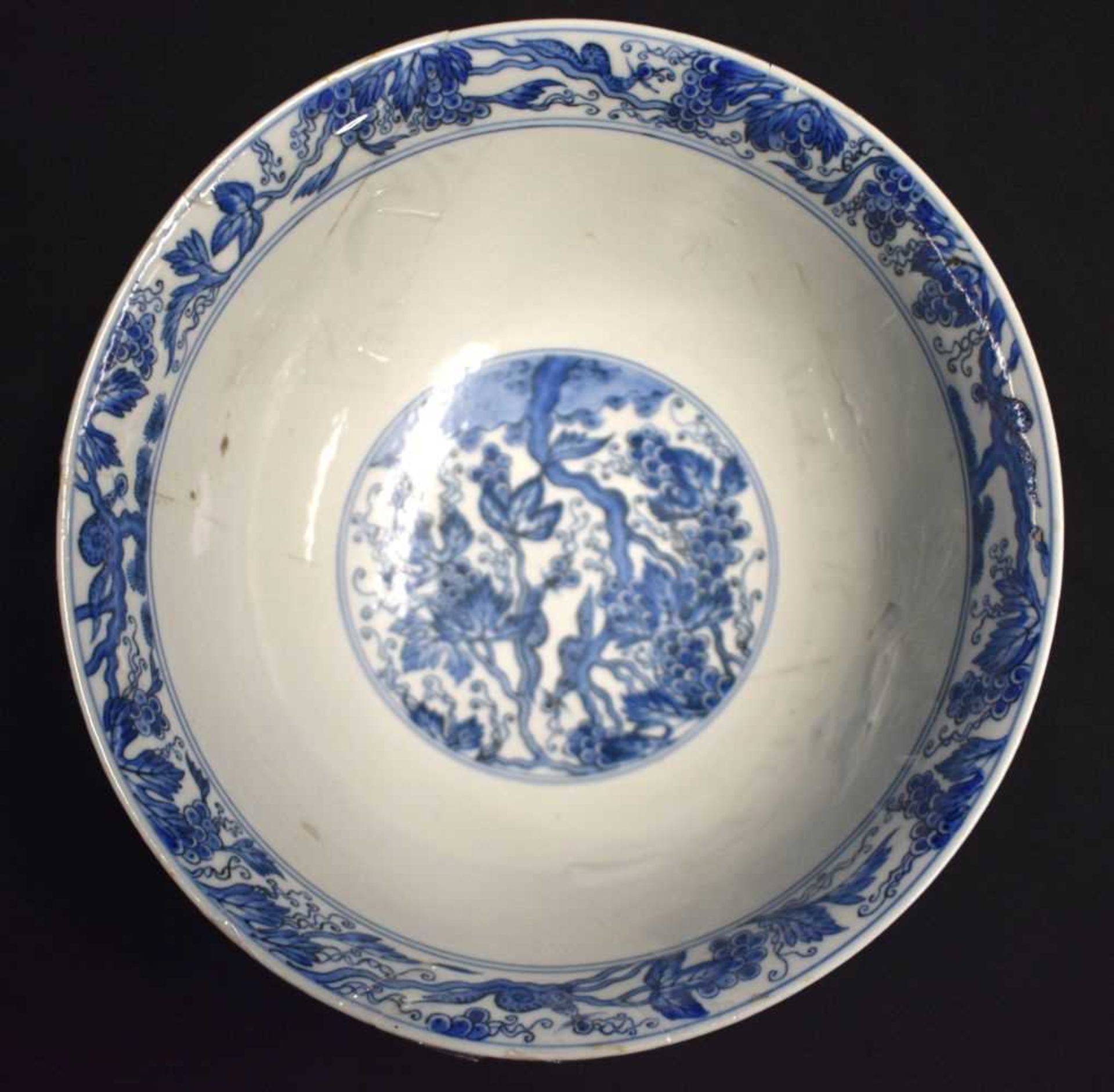 A 17TH CENTURY CHINESE BLUE AND WHITE PORCELAIN BOWL Kangxi mark and period, painted with - Image 5 of 13